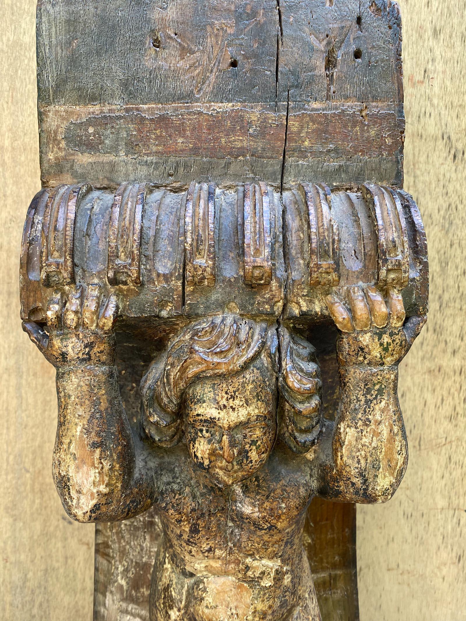 Base per colonna coloniale spagnola raffigurante putti che tengono un colonnino in vendita 4