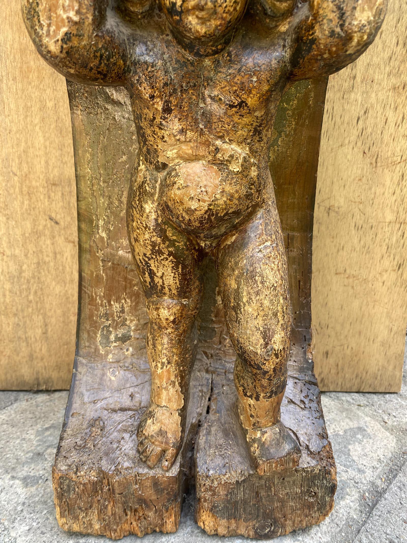 Base per colonna coloniale spagnola raffigurante putti che tengono un colonnino in vendita 7