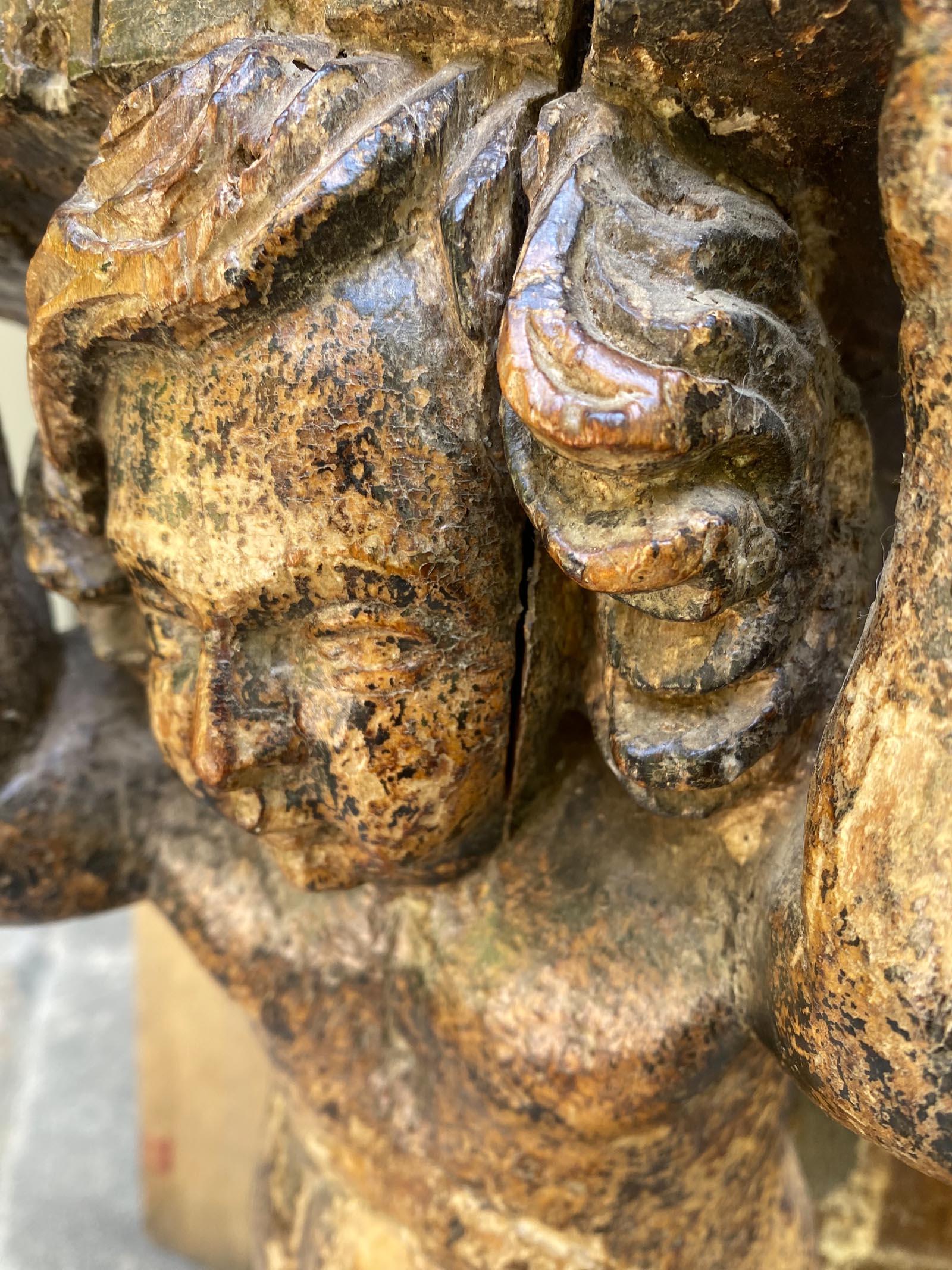 Base per colonna coloniale spagnola raffigurante putti che tengono un colonnino in vendita 8
