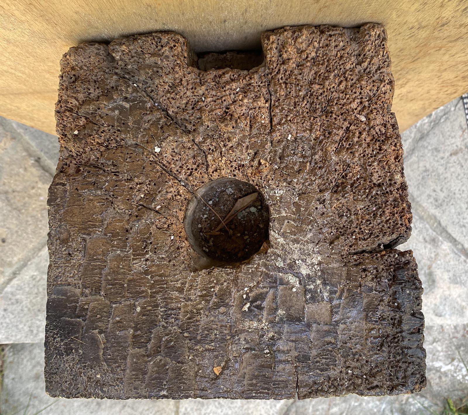 Base per colonna coloniale spagnola raffigurante putti che tengono un colonnino in vendita 9