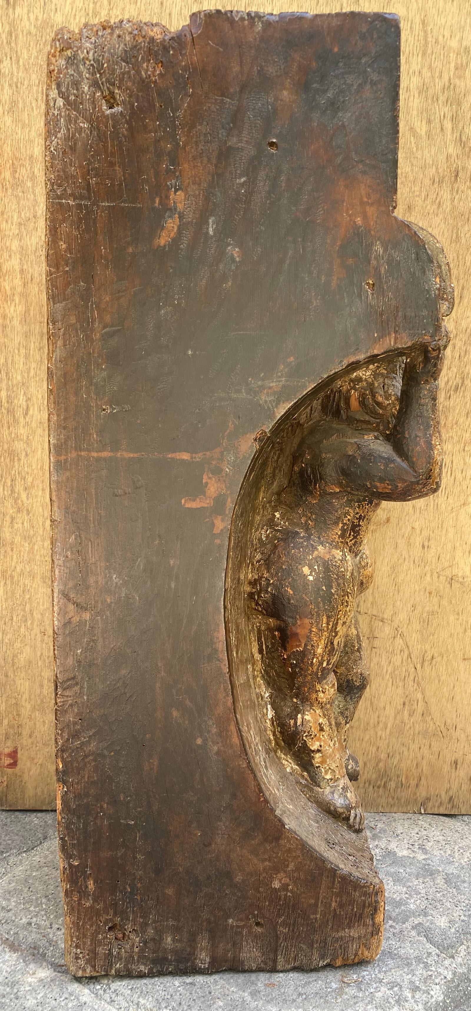ante 1825, Spanish Colonial, base di colonna in legno policromo raffigurante un putti che sorregge una mensola dove sarebbe stato seduto un pilastro. Il pilastro è scomparso da tempo, ma le intricate incisioni del volto del putti rimangono ancora. 
