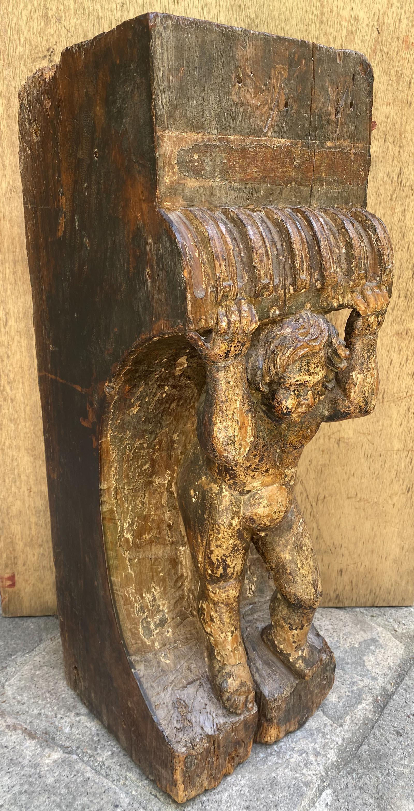 Coloniale spagnolo Base per colonna coloniale spagnola raffigurante putti che tengono un colonnino in vendita