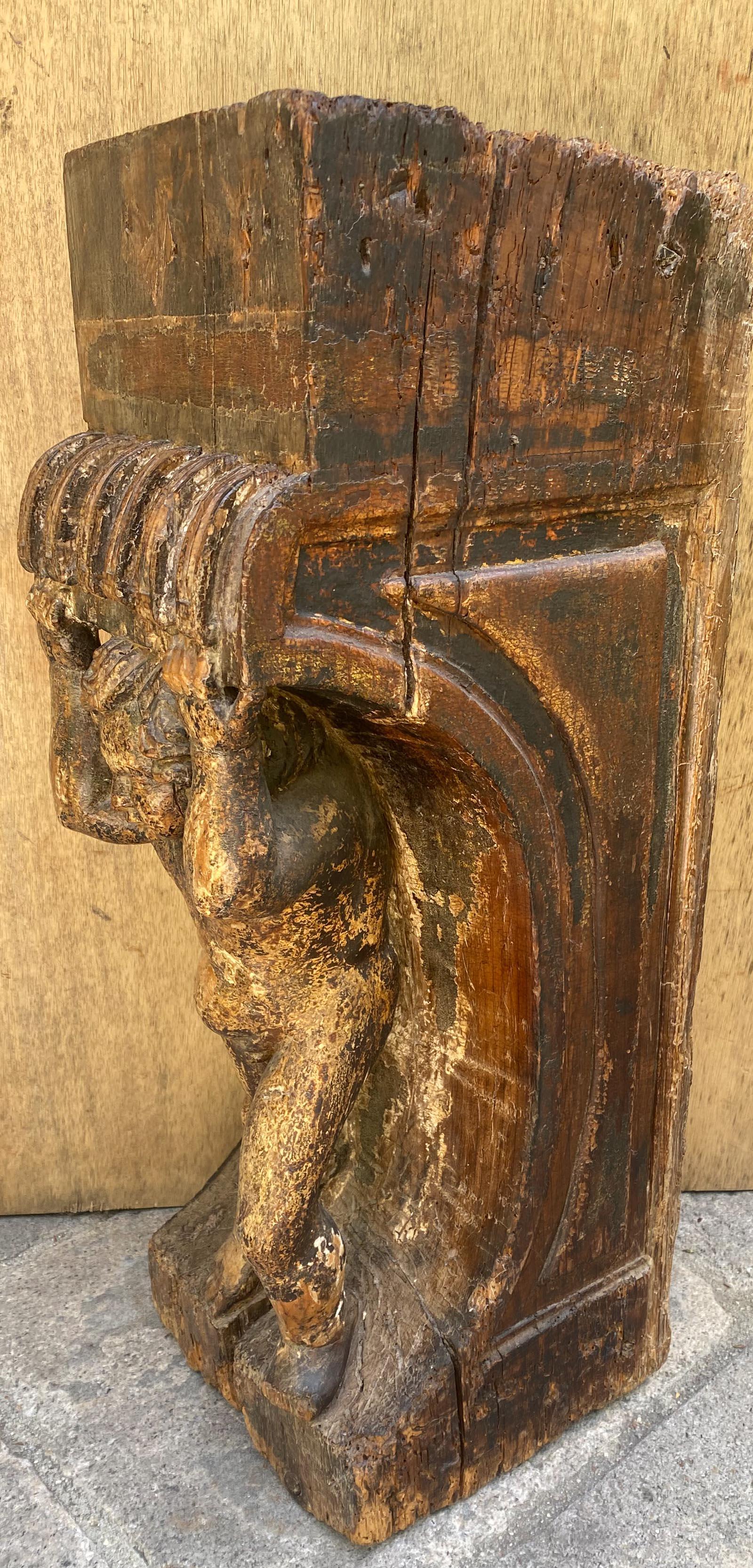 Base per colonna coloniale spagnola raffigurante putti che tengono un colonnino In condizioni discrete in vendita a Los Angeles, CA