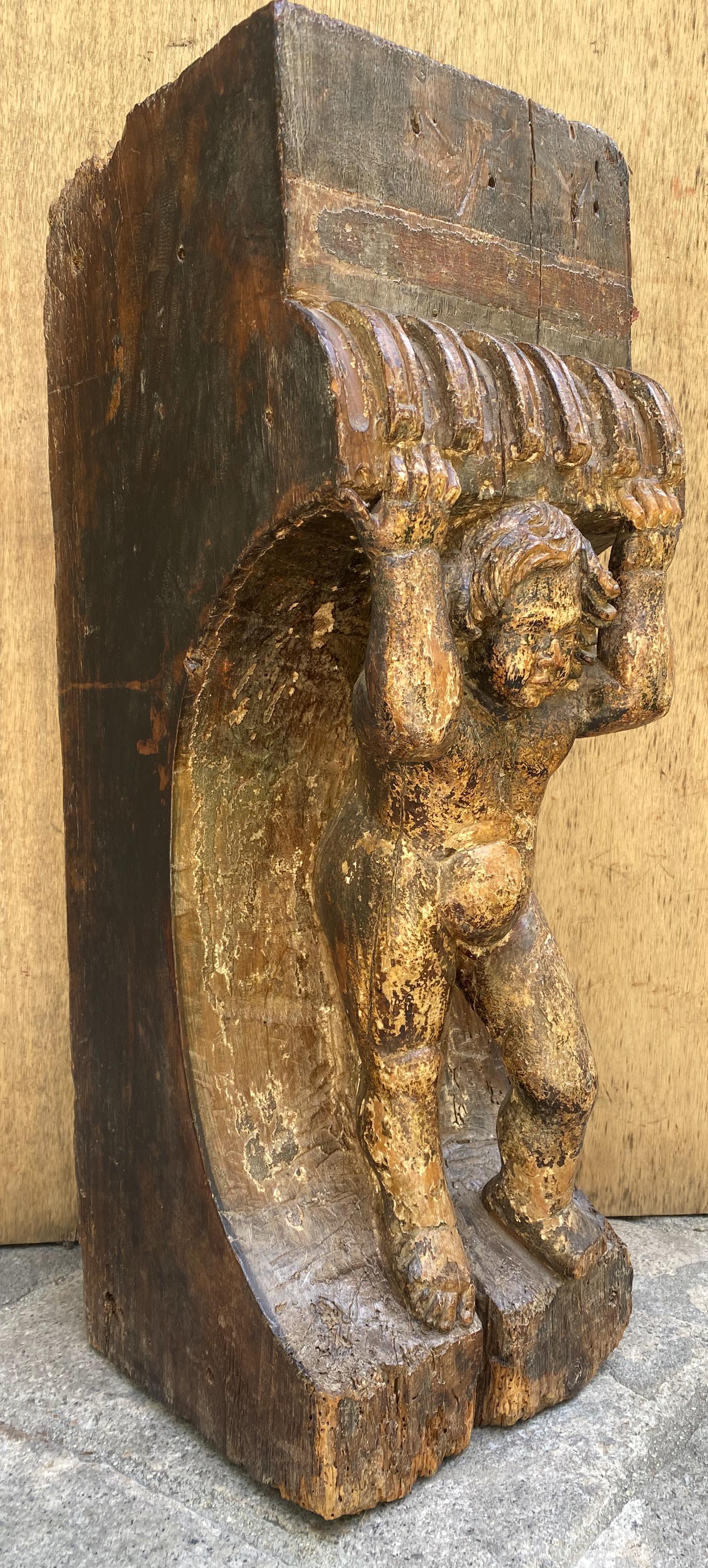 Gesso Base per colonna coloniale spagnola raffigurante putti che tengono un colonnino in vendita