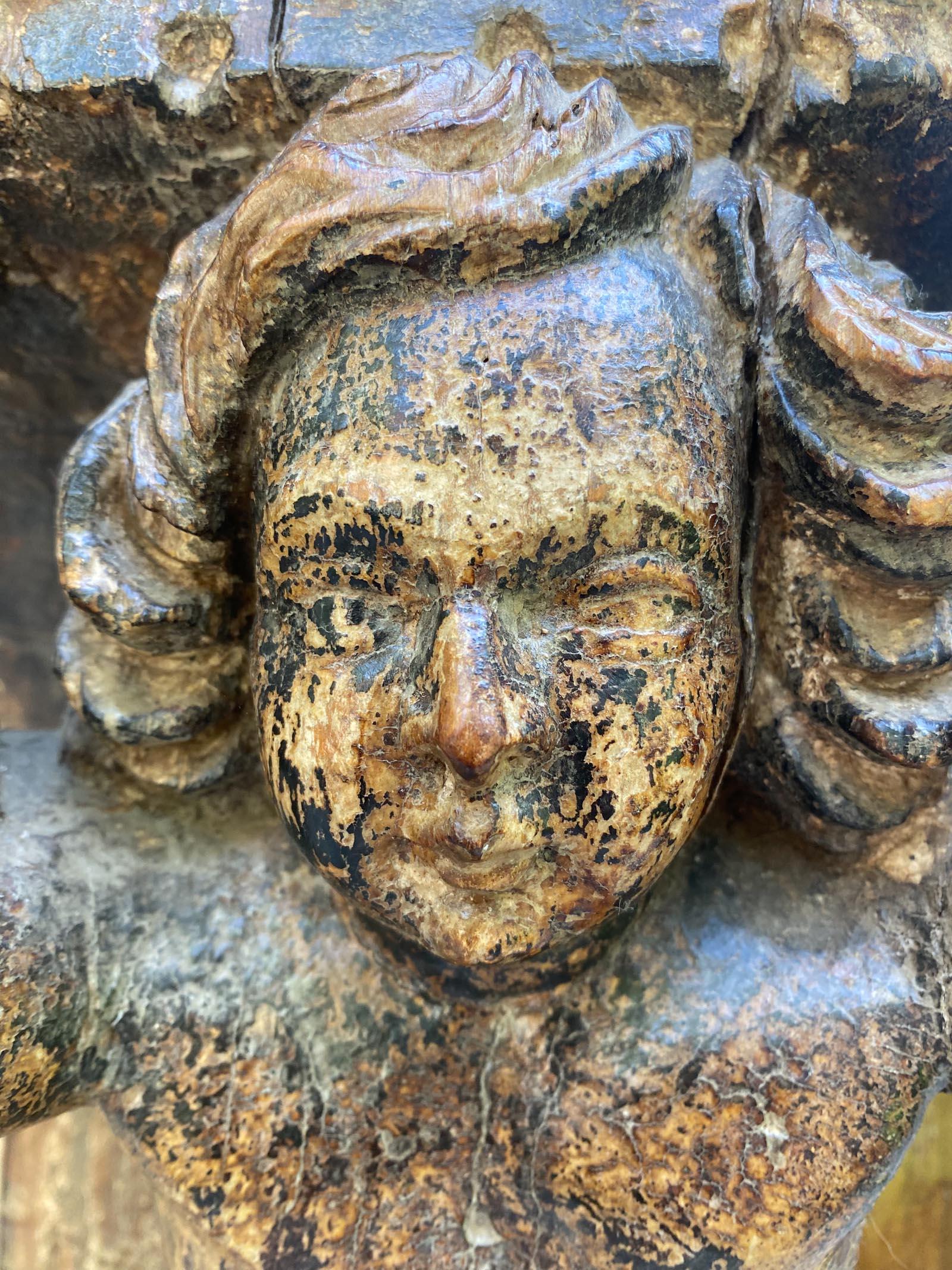 Base per colonna coloniale spagnola raffigurante putti che tengono un colonnino in vendita 2