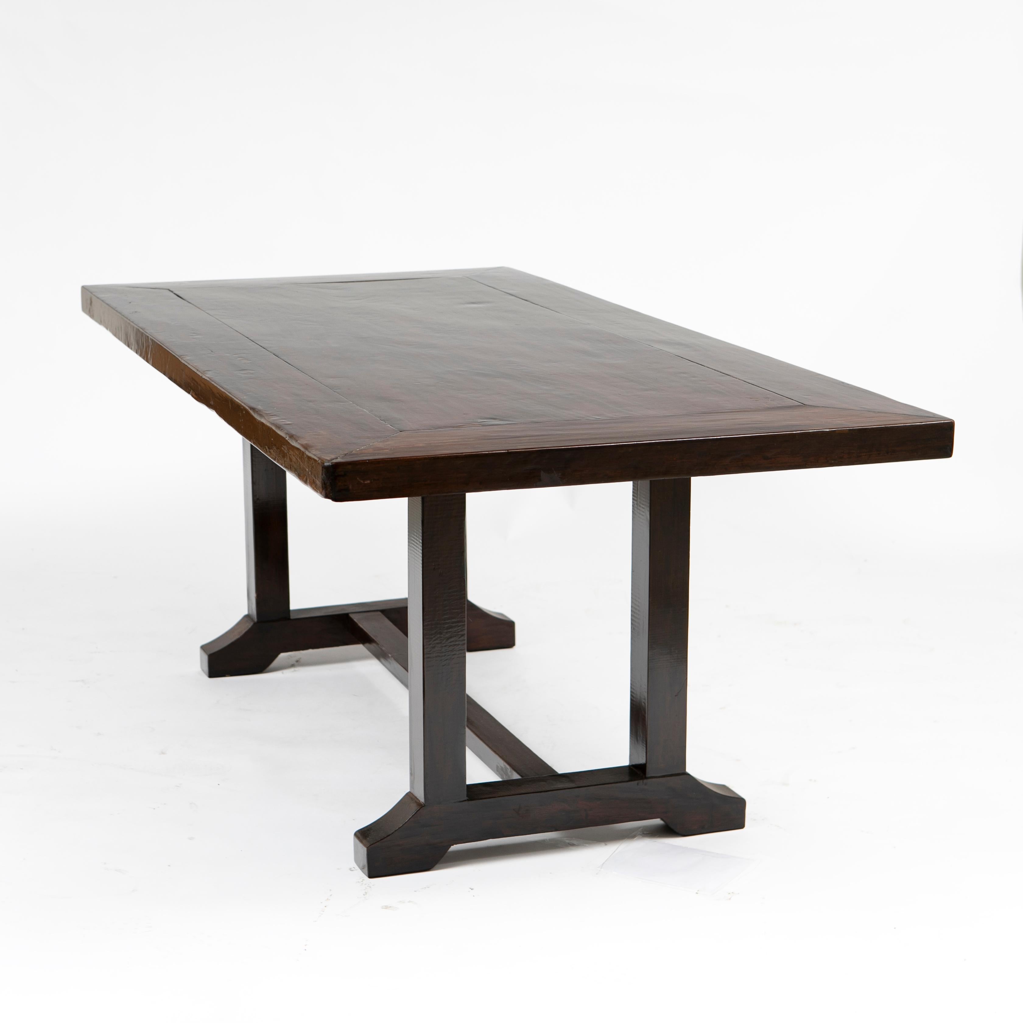 Table de réfectoire de style Coloni espagnol, fabriquée en bois dur de narra.
Plateau de table avec cadre, panneau central en une seule pièce de bois.

Les Philippines ont été une colonie espagnole pendant plus de 300 ans. Il s'agit donc d'un