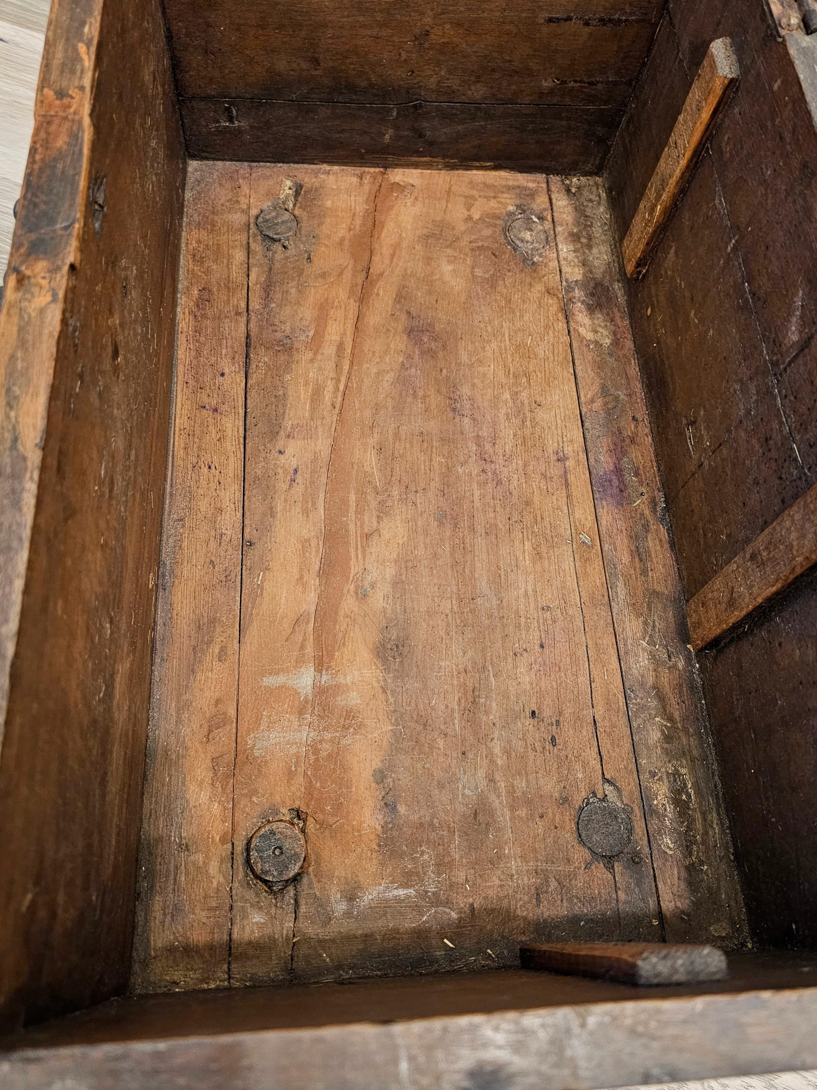 Spanish Colonial Era 18th/19th Century Inlaid Cedar Wooden Chest Box Trunk For Sale 7