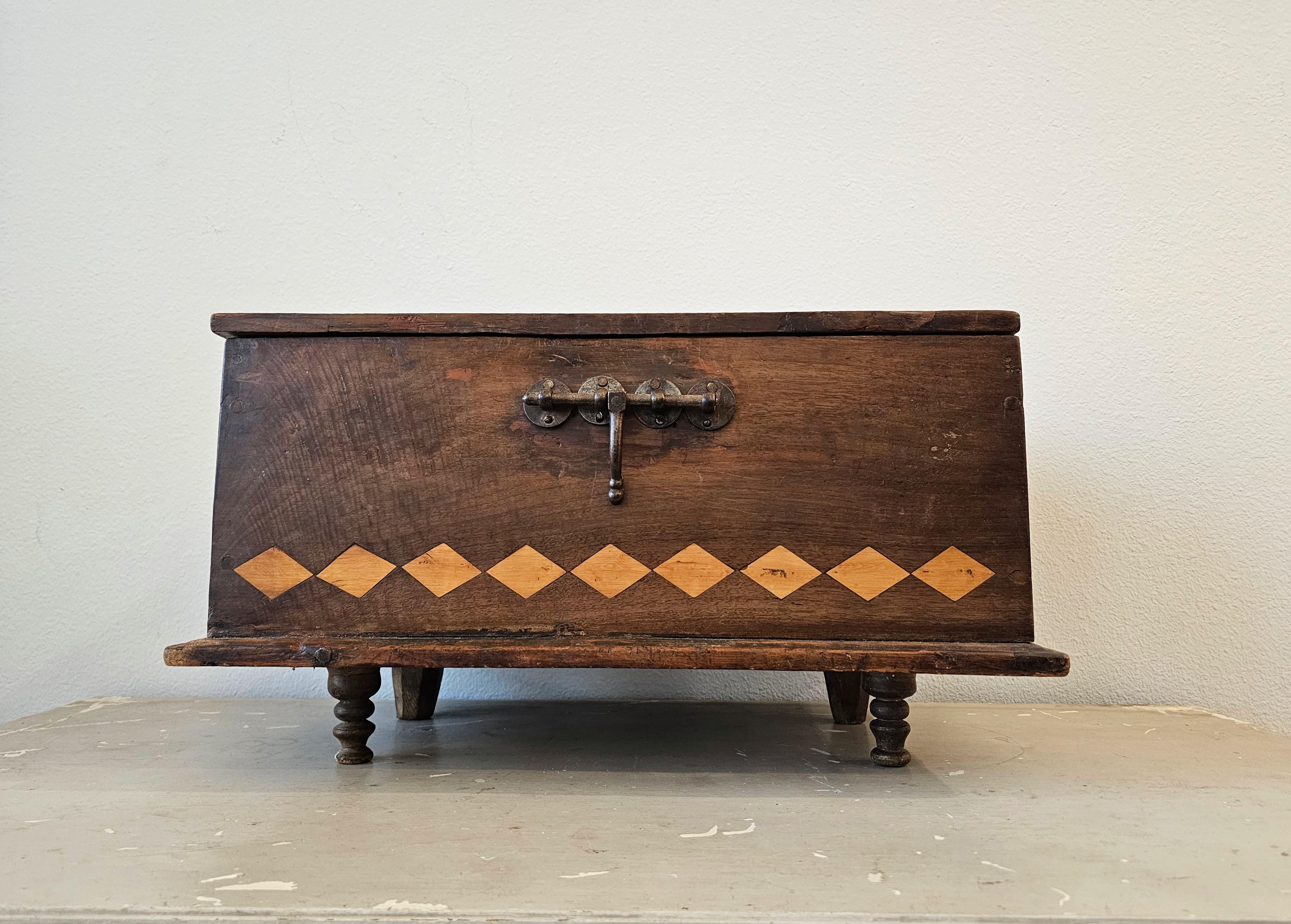 Spanish Colonial Era 18th/19th Century Inlaid Cedar Wooden Chest Box Trunk For Sale 10