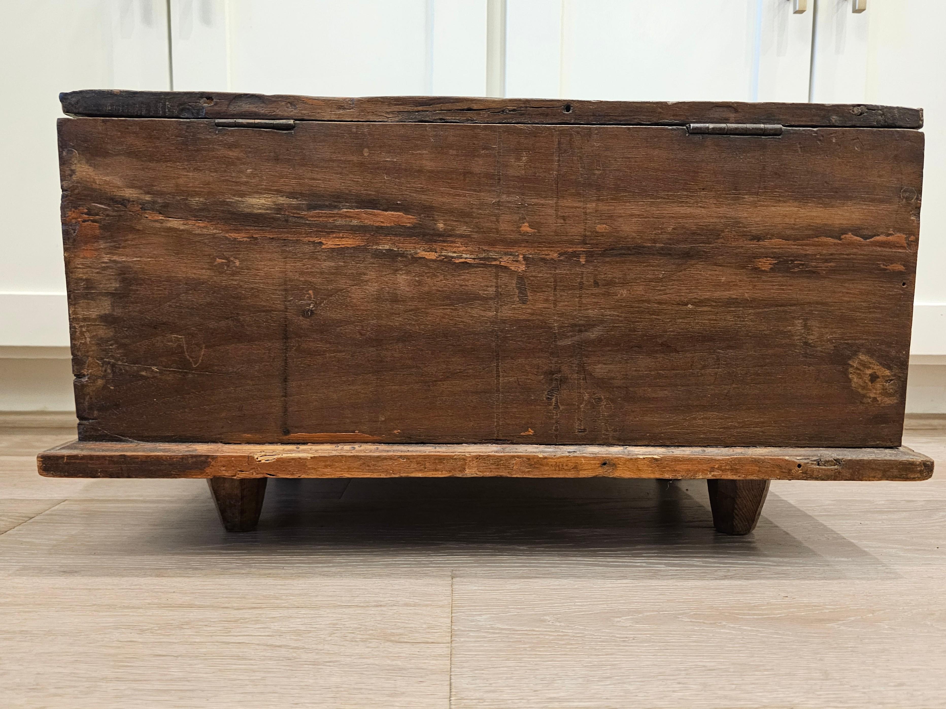 Spanish Colonial Era 18th/19th Century Inlaid Cedar Wooden Chest Box Trunk For Sale 3