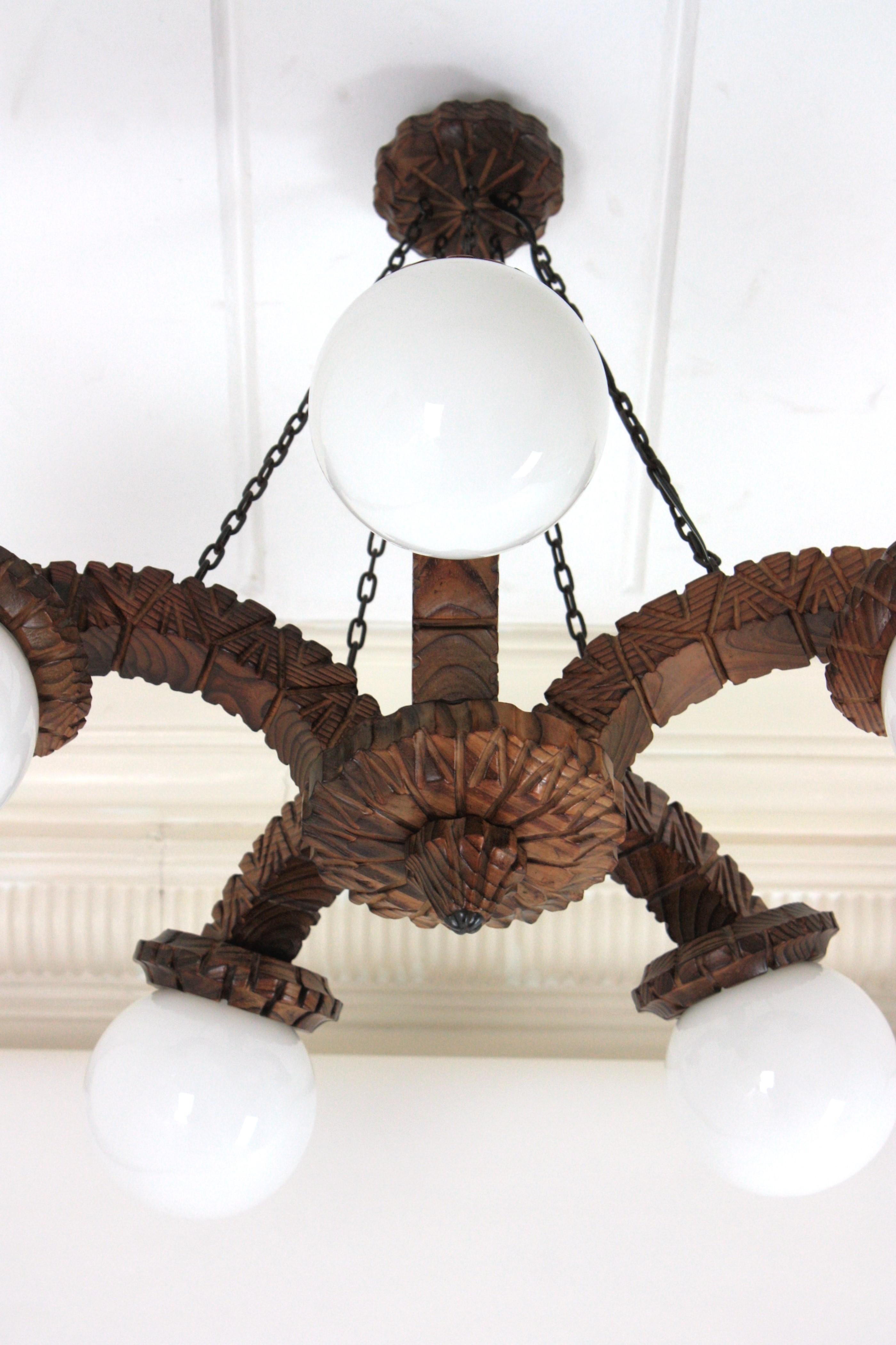 Lampadario Coloni spagnolo a cinque bracci in legno intagliato e vetro opalino, anni '50 in vendita 2