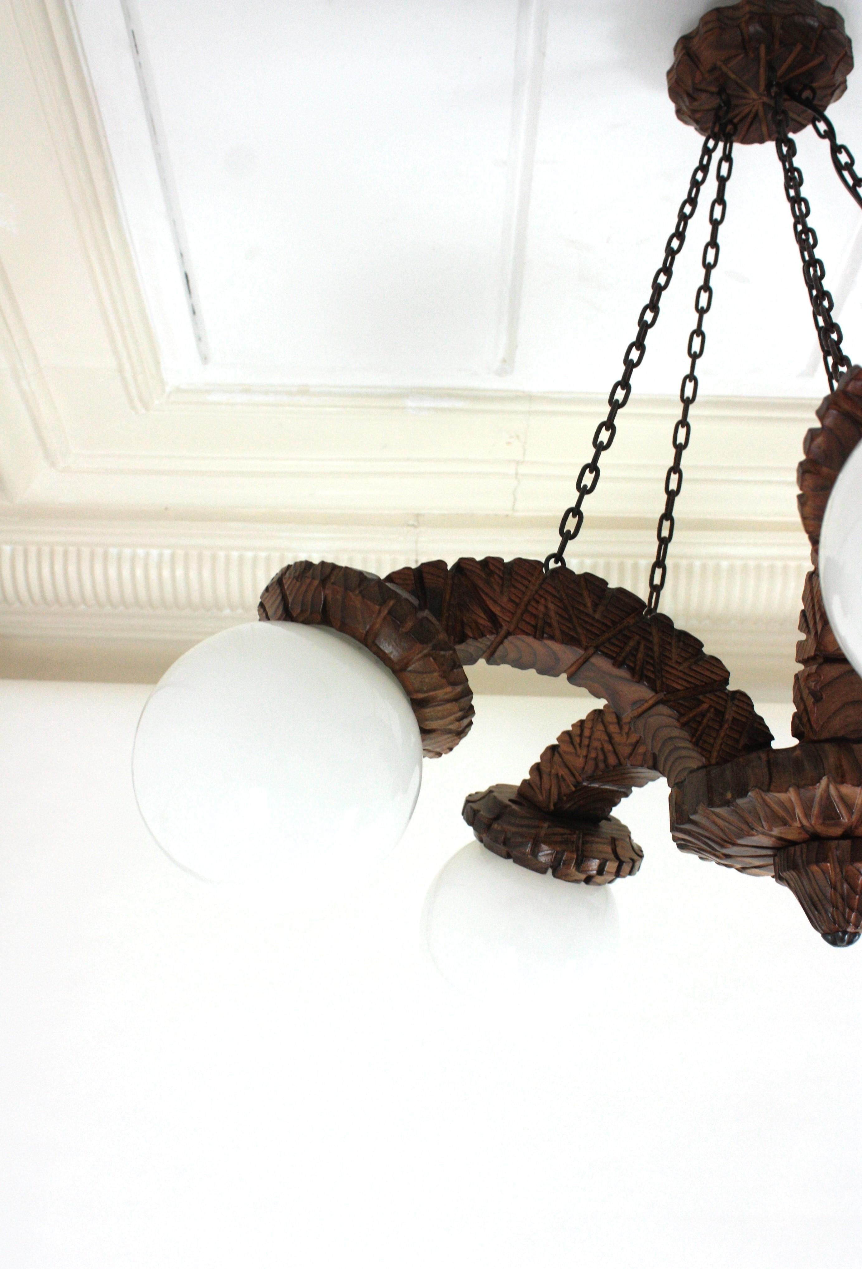 Lampadario Coloni spagnolo a cinque bracci in legno intagliato e vetro opalino, anni '50 in vendita 3