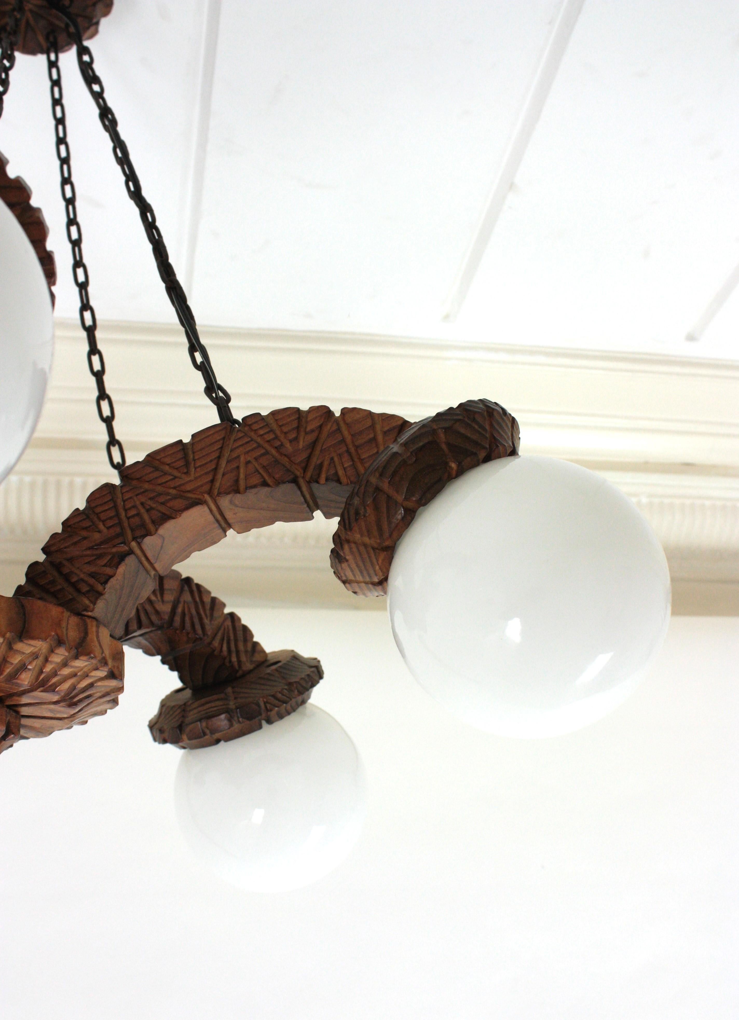 Lampadario Coloni spagnolo a cinque bracci in legno intagliato e vetro opalino, anni '50 in vendita 4