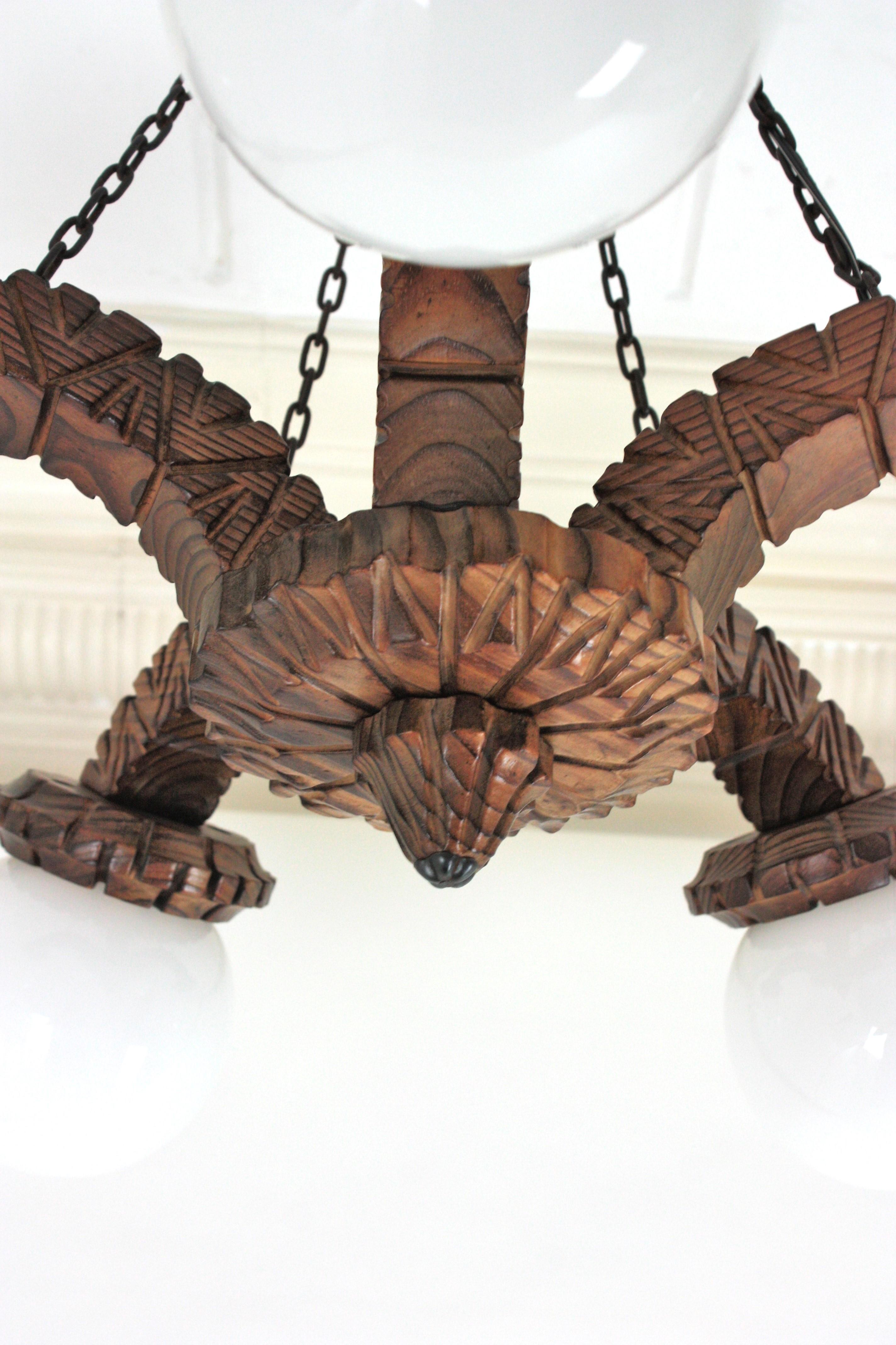 Lampadario Coloni spagnolo a cinque bracci in legno intagliato e vetro opalino, anni '50 in vendita 5