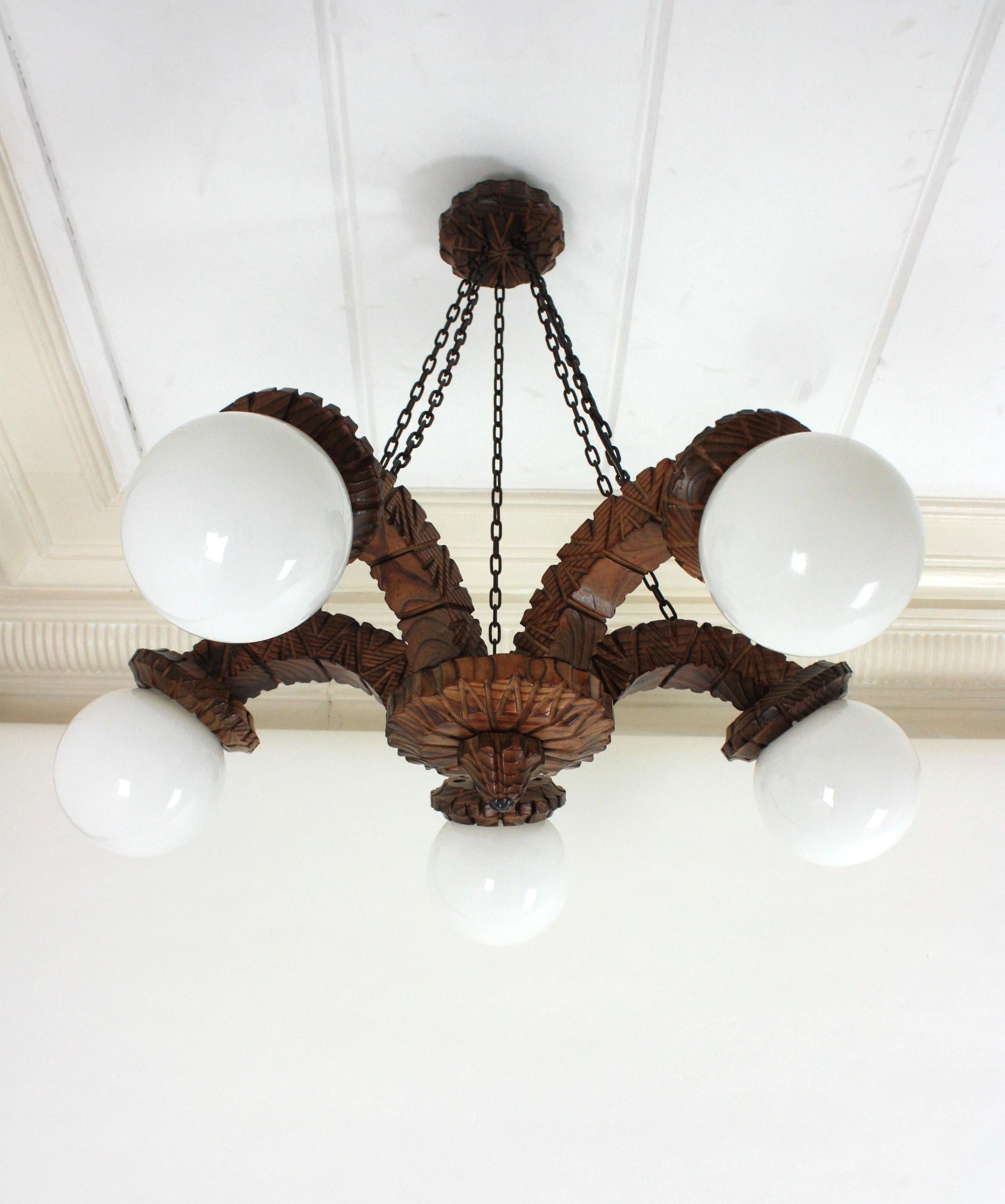 Lampadario Coloni spagnolo a cinque bracci in legno intagliato e vetro opalino, anni '50 in vendita 6