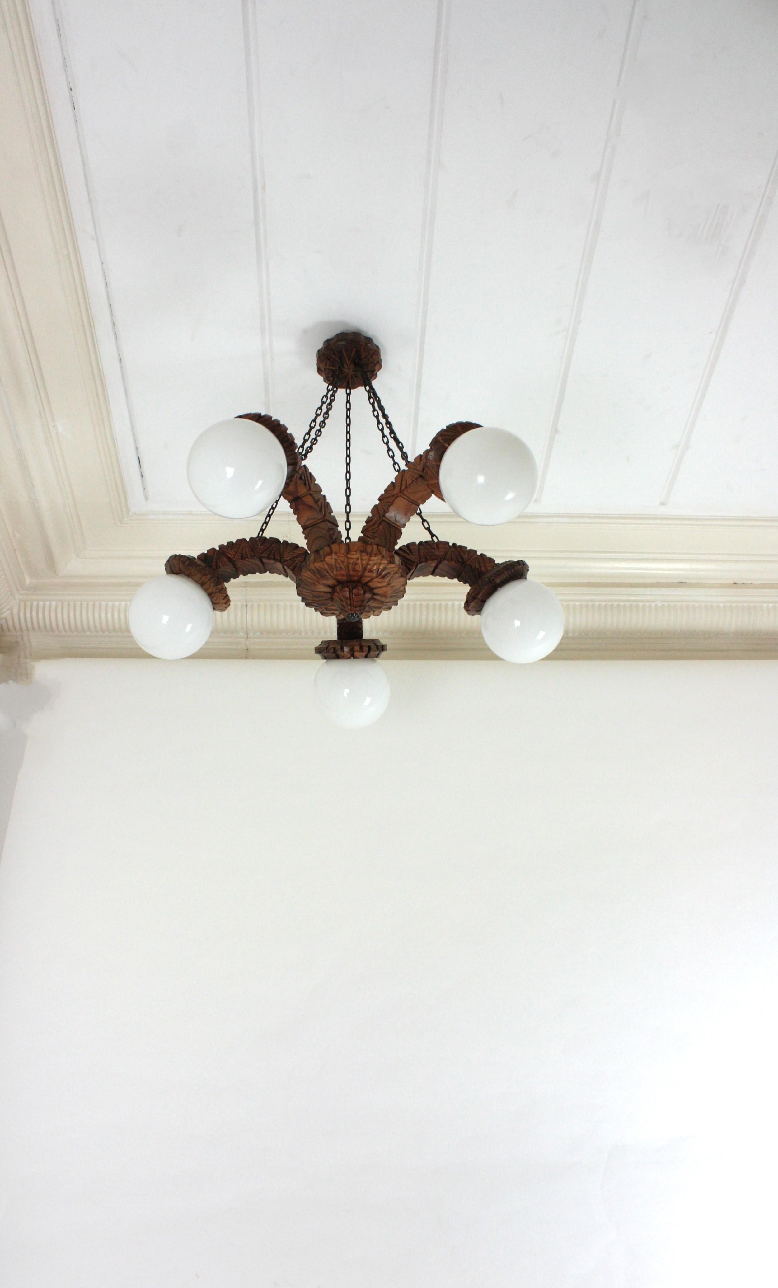 Lampadario Coloni spagnolo a cinque bracci in legno intagliato e vetro opalino, anni '50 in vendita 7