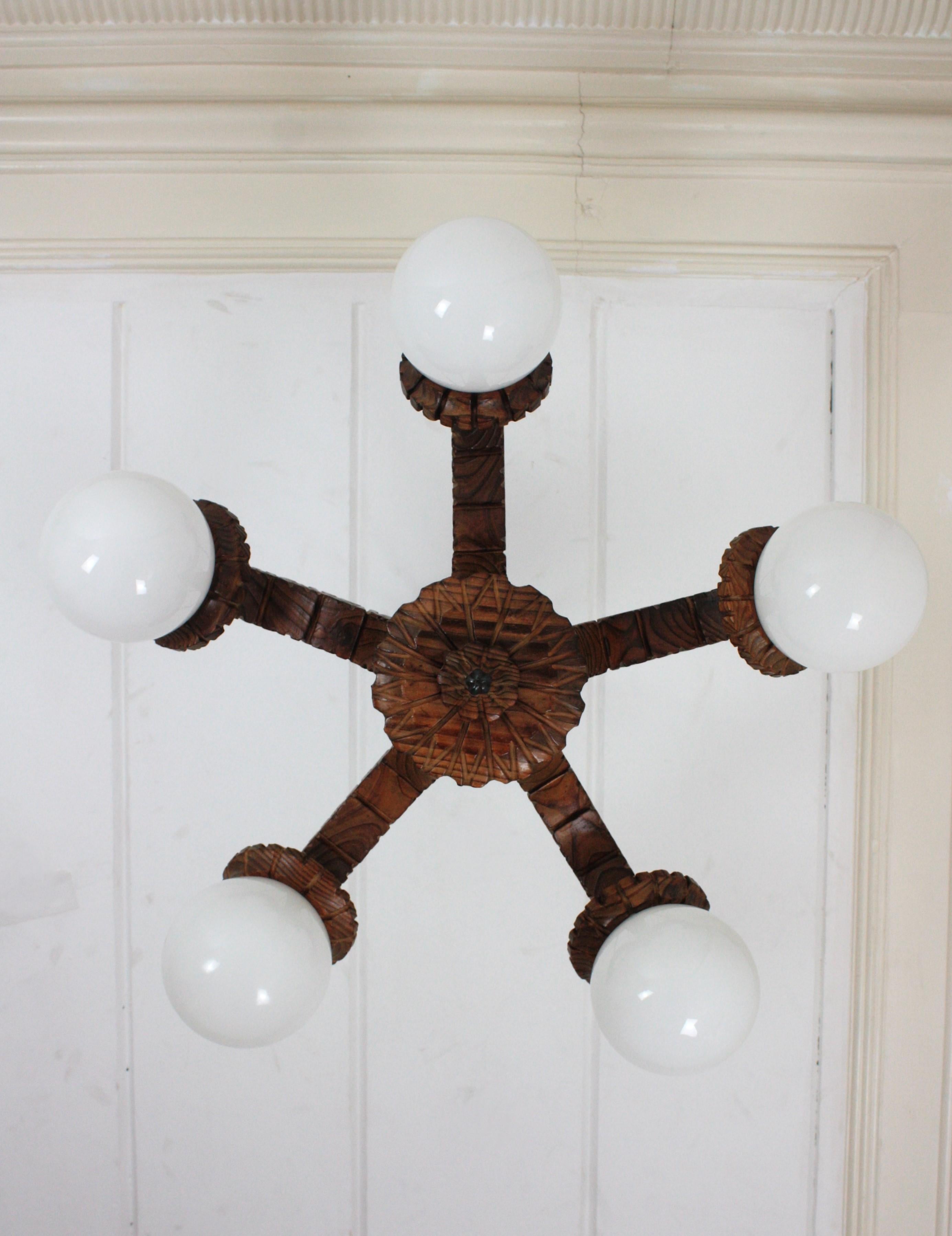 Lampadario Coloni spagnolo a cinque bracci in legno intagliato e vetro opalino, anni '50 in vendita 9