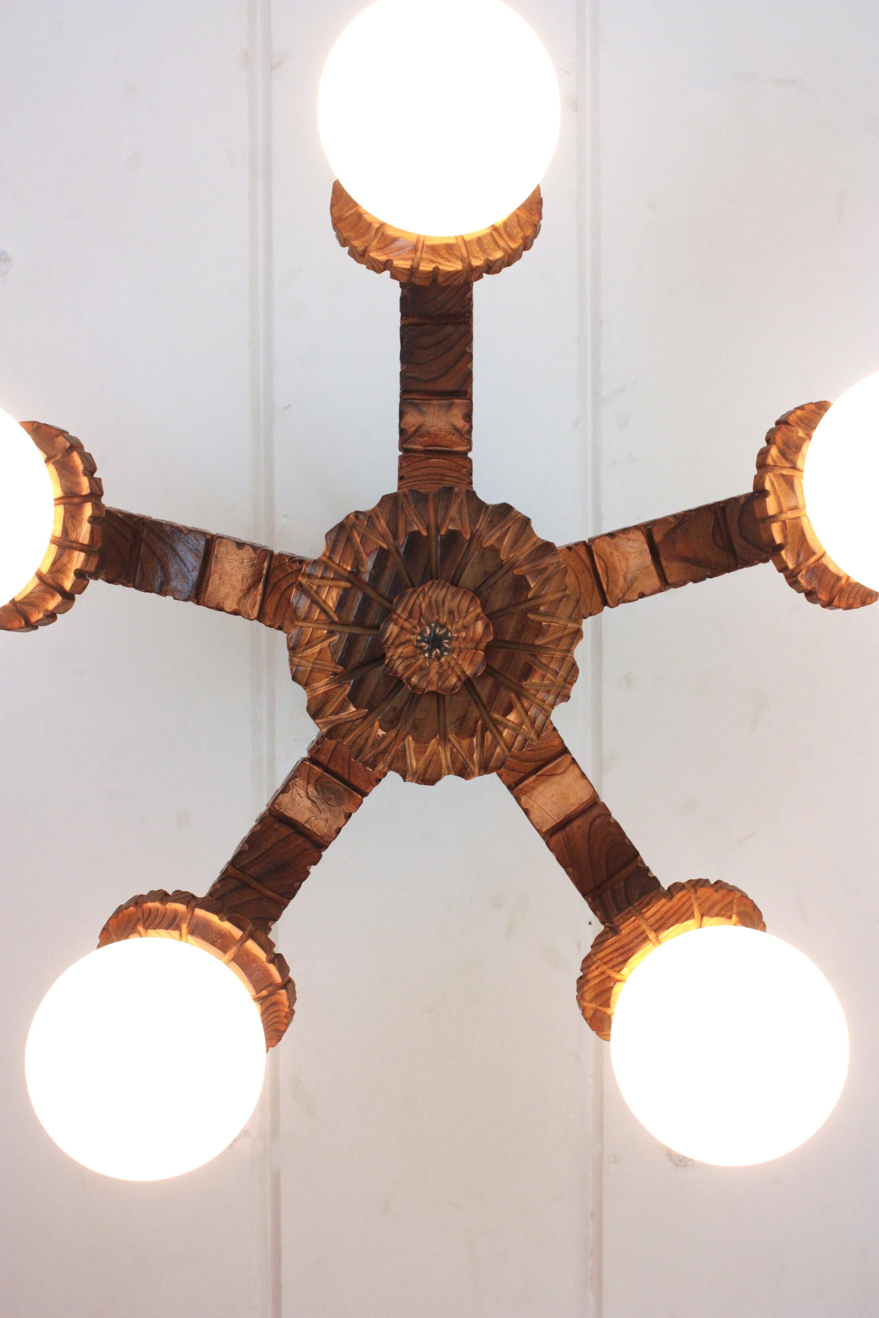 Lampadario Coloni spagnolo a cinque bracci in legno intagliato e vetro opalino, anni '50 in vendita 10