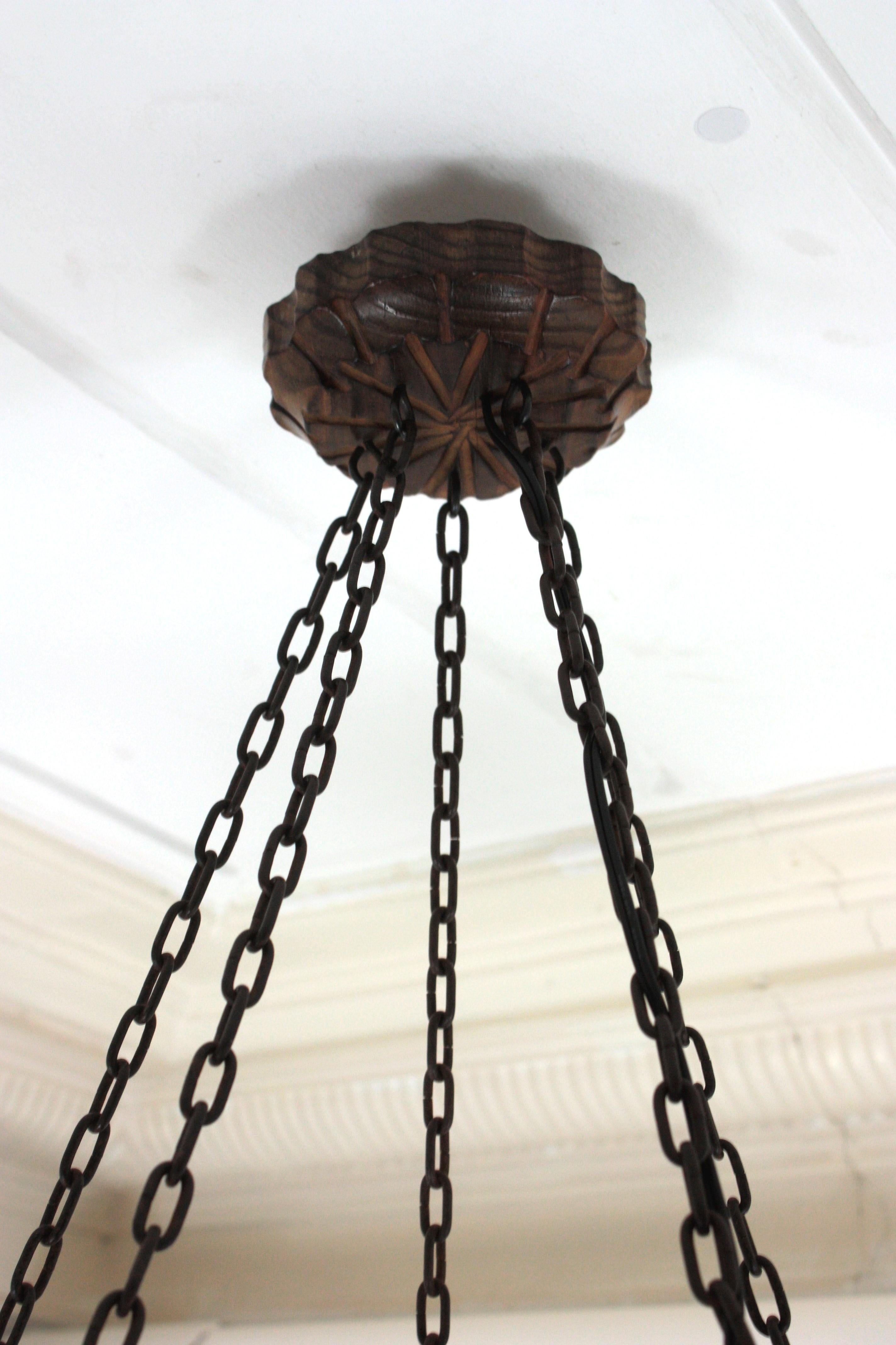 Lampadario Coloni spagnolo a cinque bracci in legno intagliato e vetro opalino, anni '50 in vendita 11