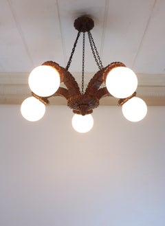 Lustre Colony Glass à cinq bras en bois sculpté et verre opalin, années 1950