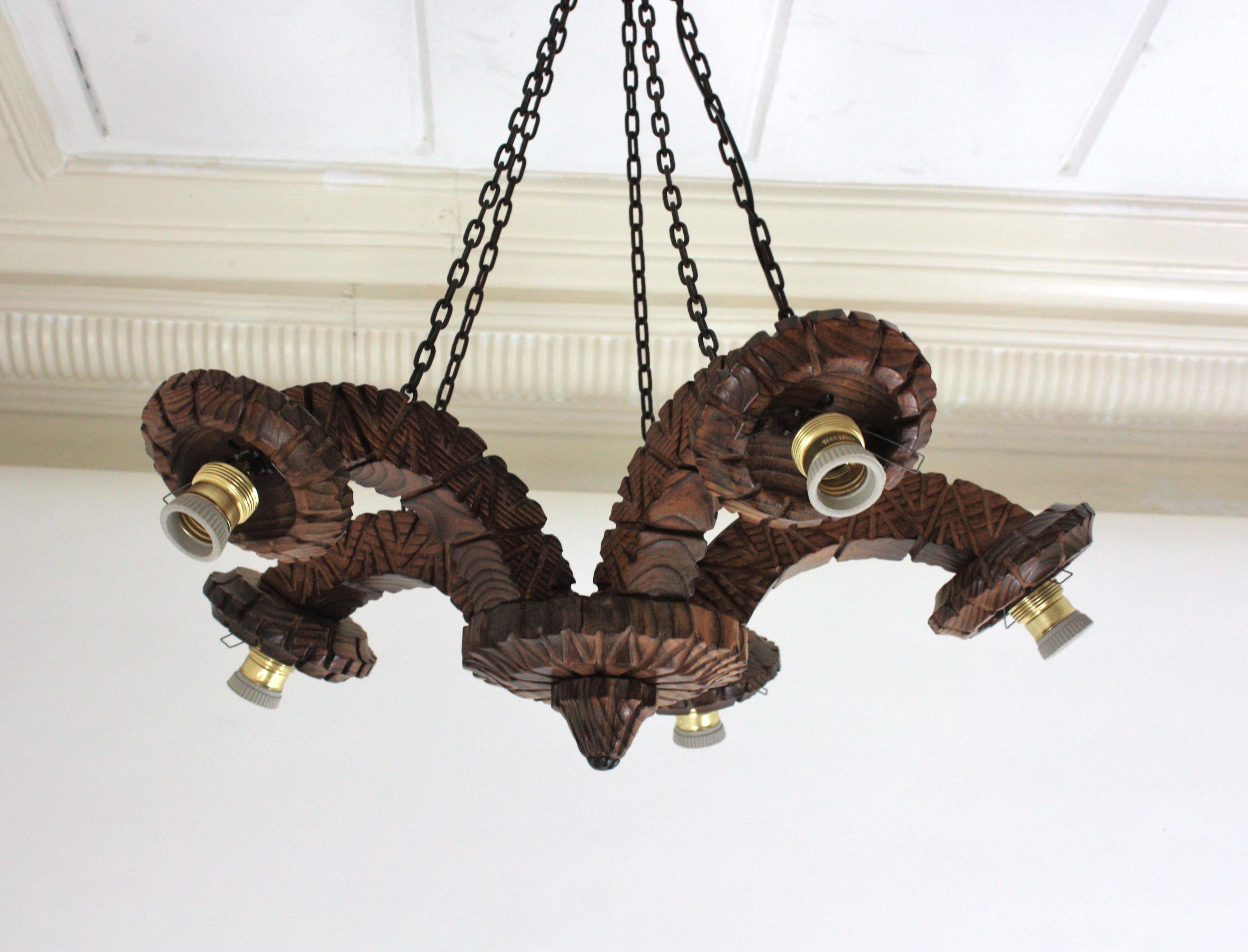 Lampadario Coloni spagnolo a cinque bracci in legno intagliato e vetro opalino, anni '50 in vendita 12