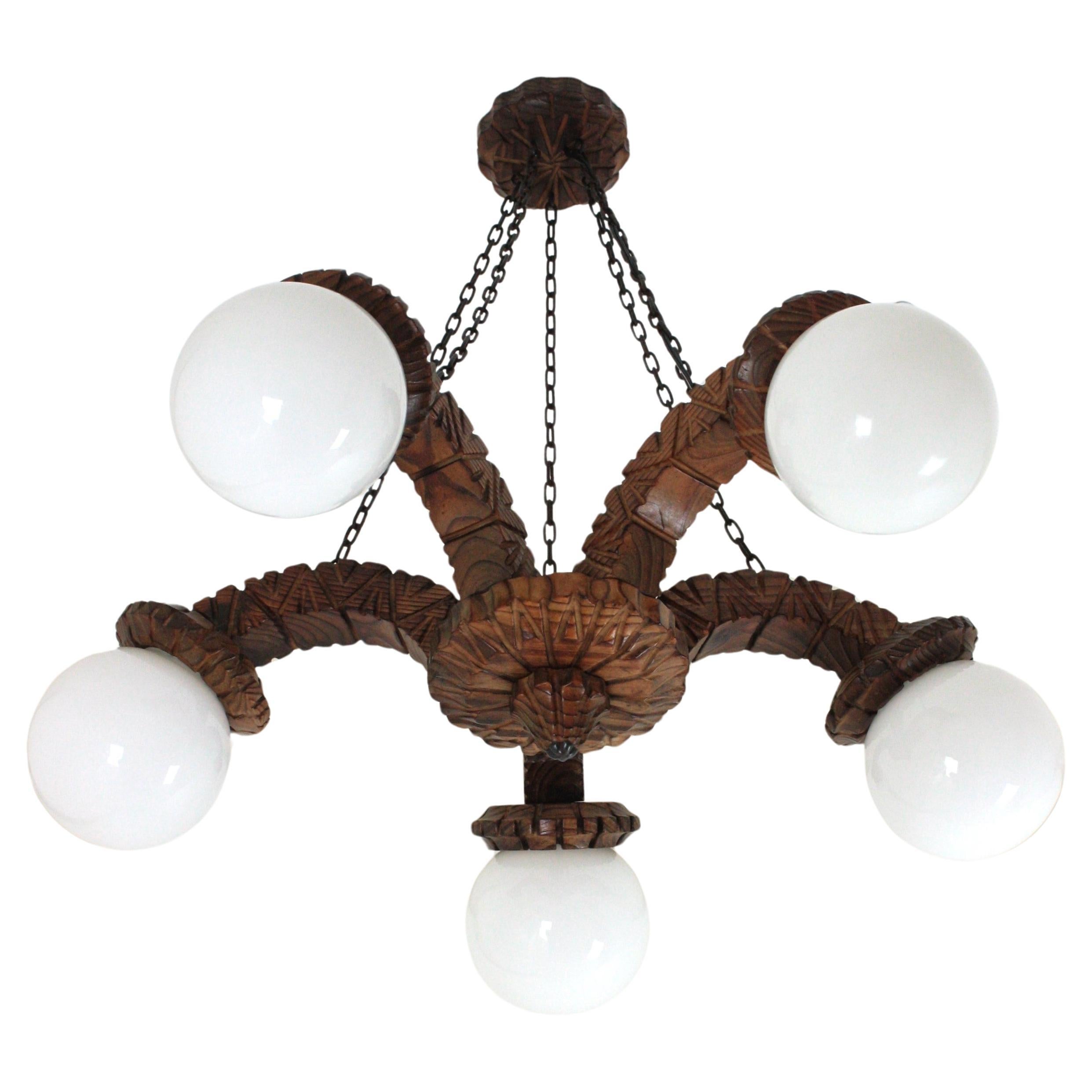 Coloniale spagnolo Lampadario Coloni spagnolo a cinque bracci in legno intagliato e vetro opalino, anni '50 in vendita