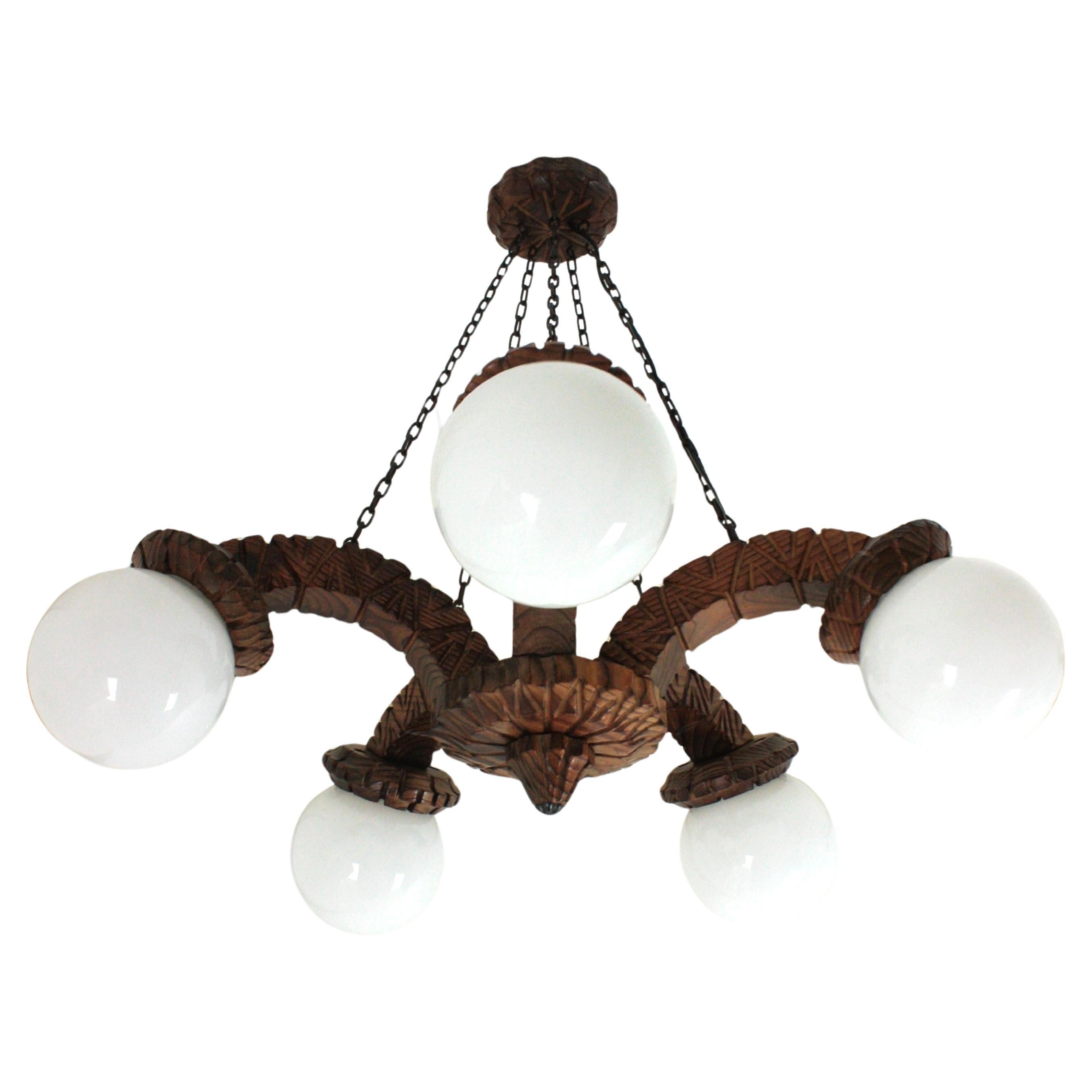 Intagliato Lampadario Coloni spagnolo a cinque bracci in legno intagliato e vetro opalino, anni '50 in vendita