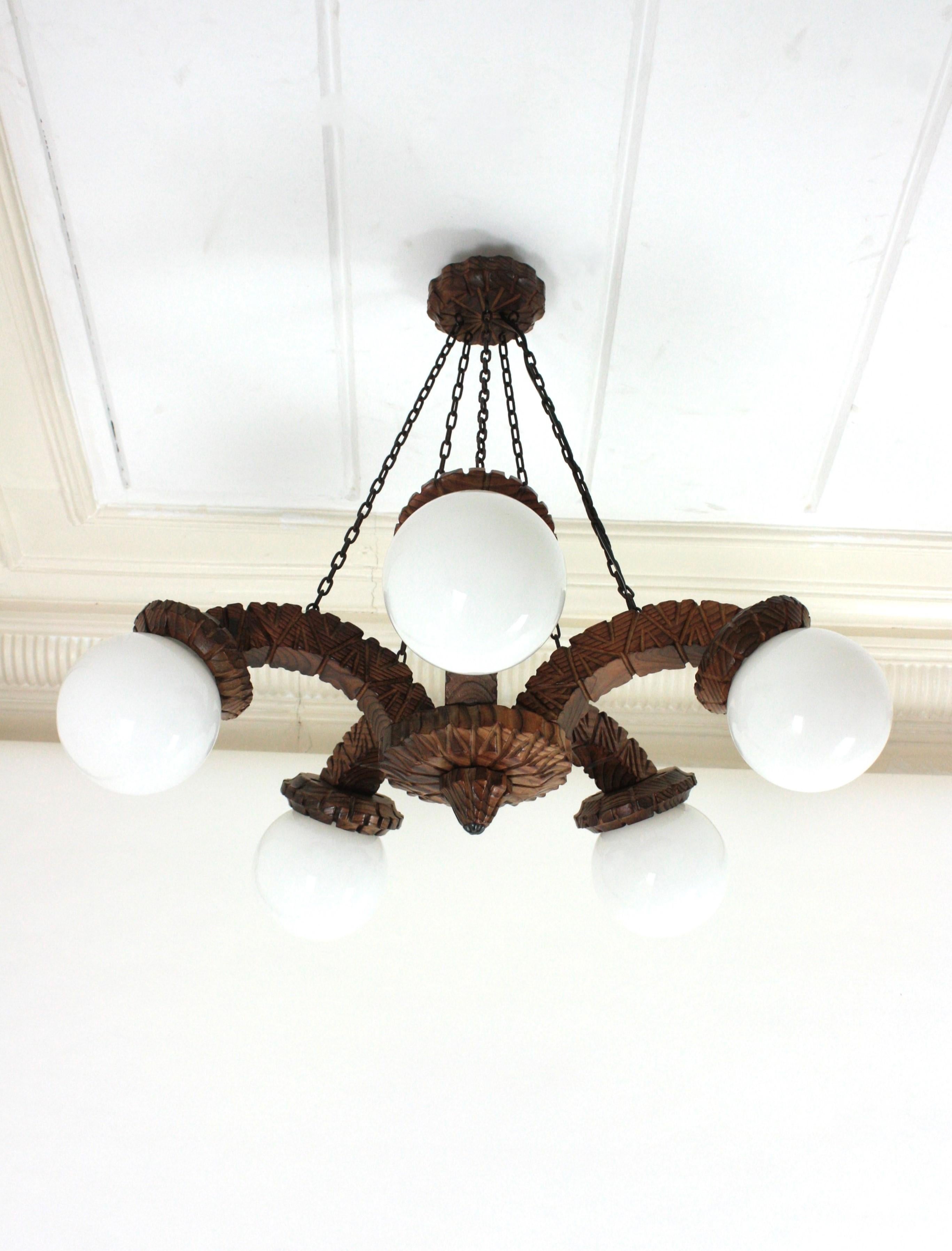 Lampadario Coloni spagnolo a cinque bracci in legno intagliato e vetro opalino, anni '50 In condizioni buone in vendita a Barcelona, ES