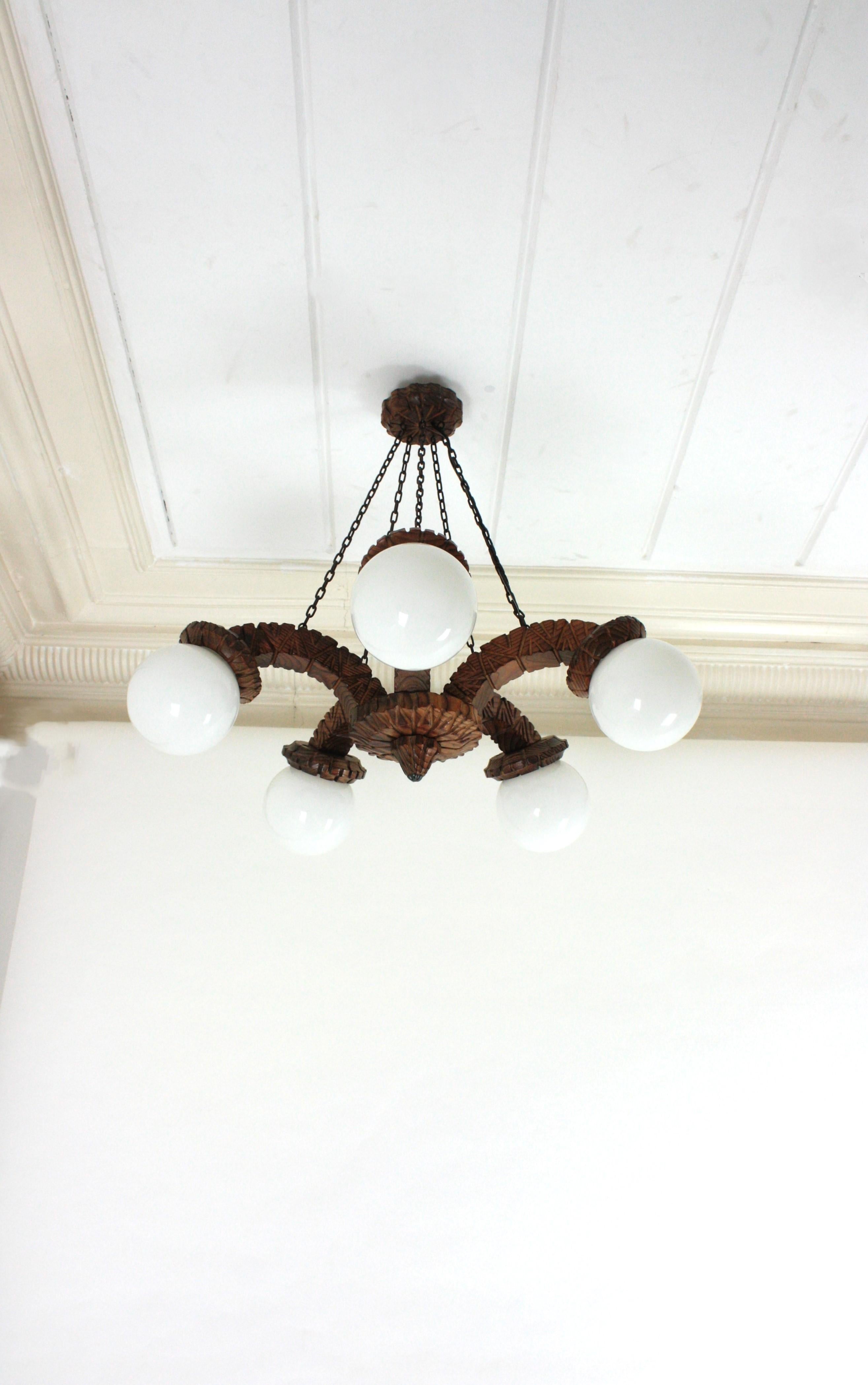 XX secolo Lampadario Coloni spagnolo a cinque bracci in legno intagliato e vetro opalino, anni '50 in vendita