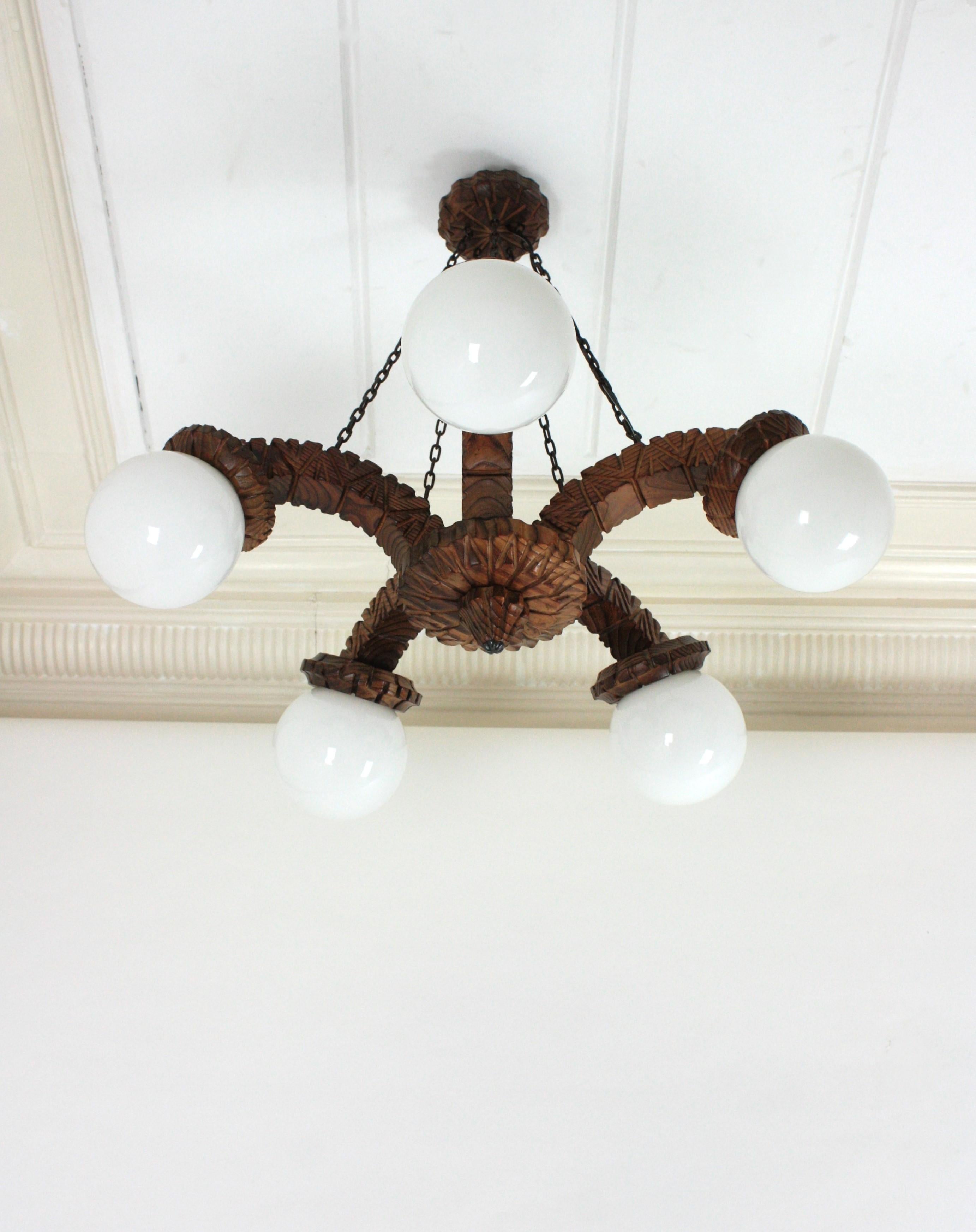 Vetro Lampadario Coloni spagnolo a cinque bracci in legno intagliato e vetro opalino, anni '50 in vendita