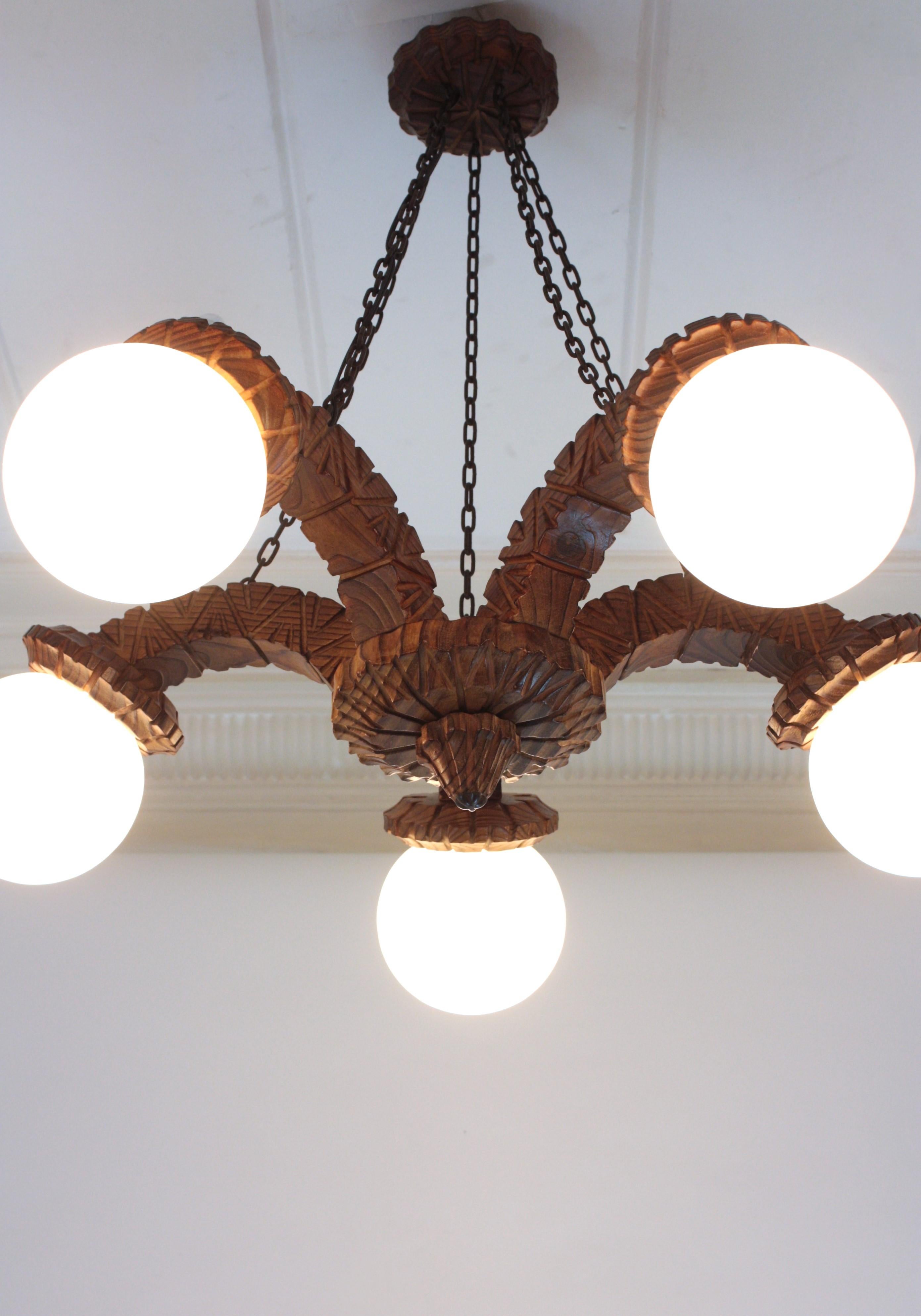 Lampadario Coloni spagnolo a cinque bracci in legno intagliato e vetro opalino, anni '50 in vendita 1