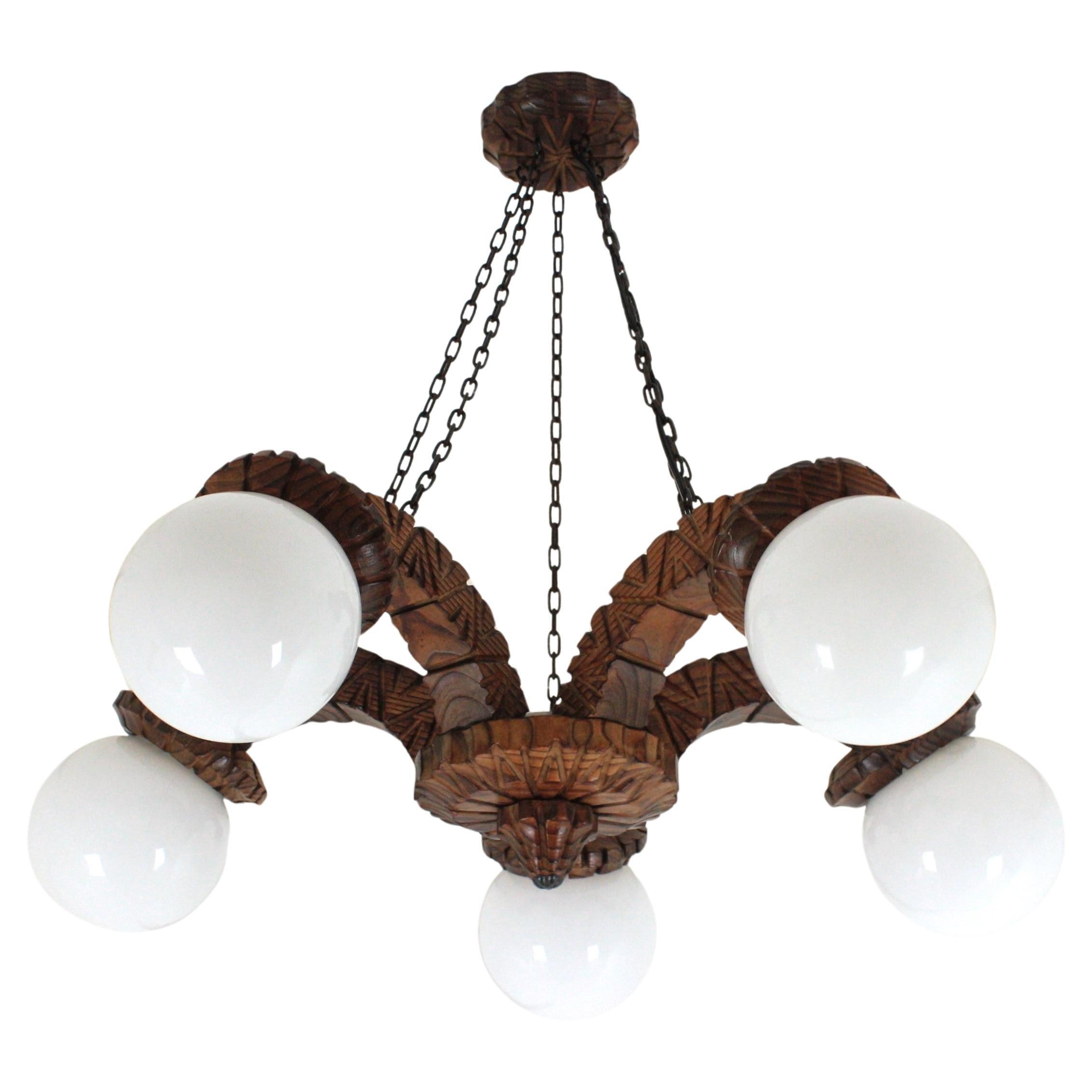 Lampadario Coloni spagnolo a cinque bracci in legno intagliato e vetro opalino, anni 
50