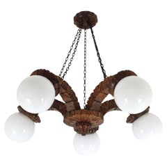 Fünfarmiger Kronleuchter im spanischen Kolonialstil aus geschnitztem Holz und Opalglas, 1950er Jahre