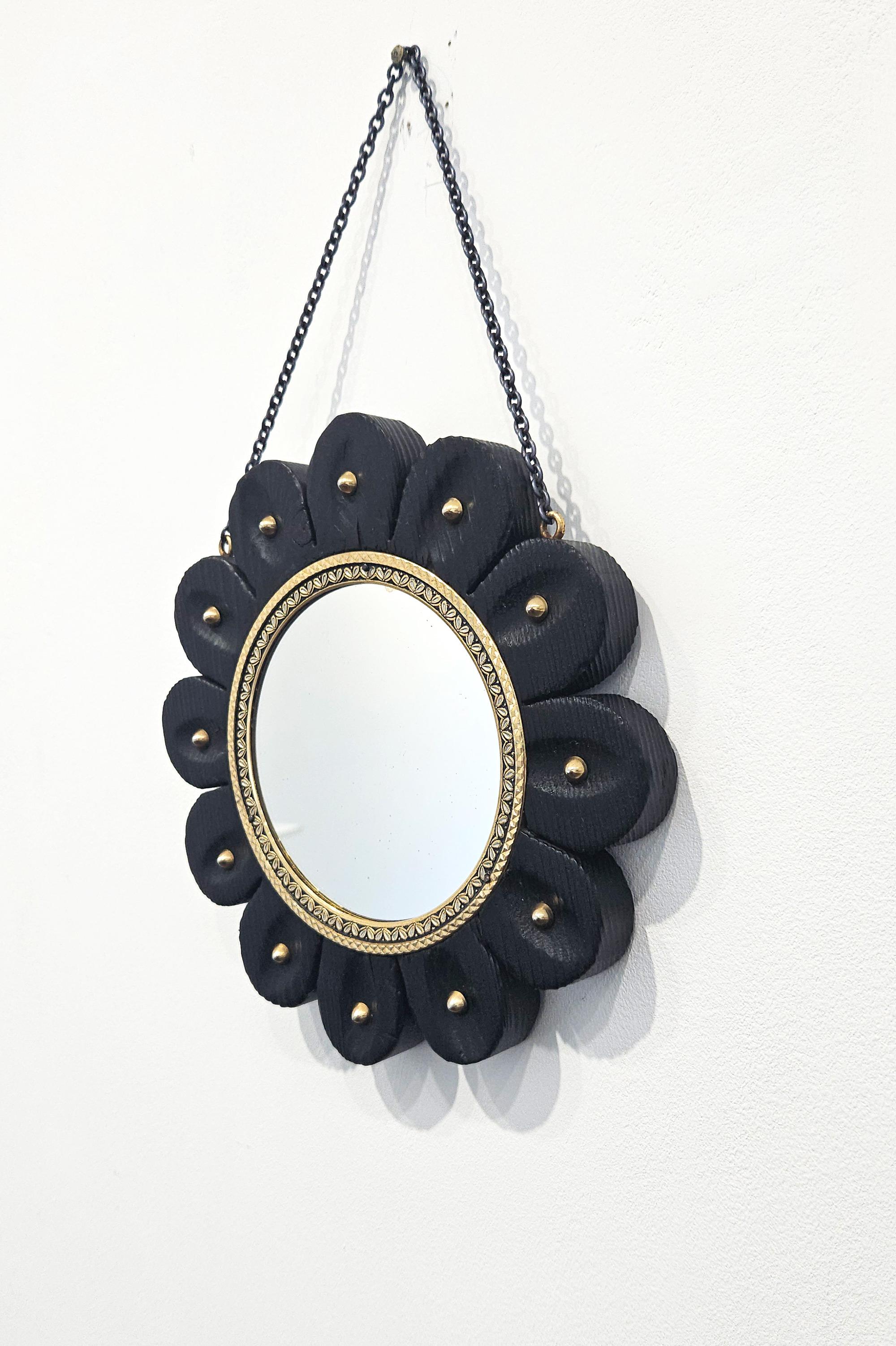 Miroir colonial espagnol en forme de fleur avec cadre en damasquine de Tolède, Espagne, c.1950 en vente 4