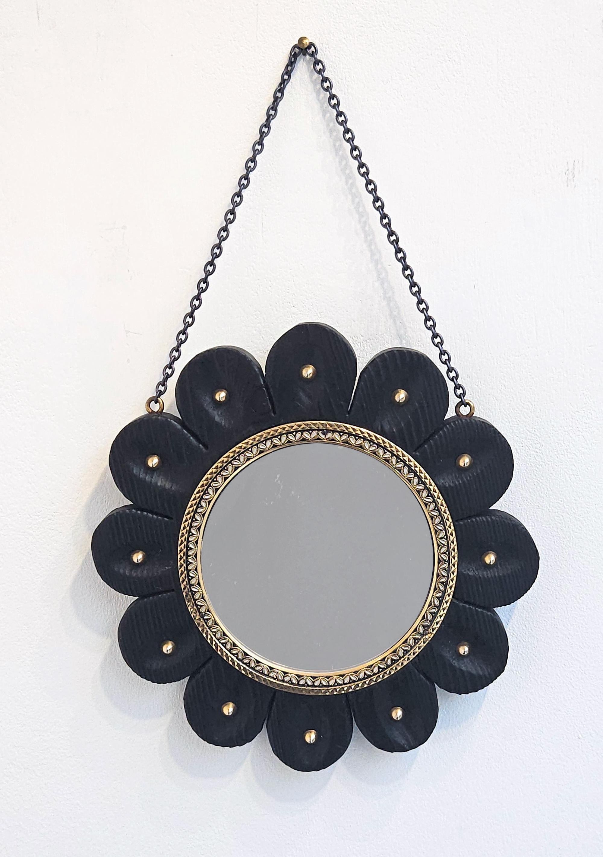 Magnifique miroir de petite taille et rare miroir encadré en bois du milieu du siècle en forme de fleur ou de soleil avec une lunette en métal damassé de Tolède, fabriqué en Espagne vers 1950. 

Le cadre en bois de style Coloni est sculpté à la main