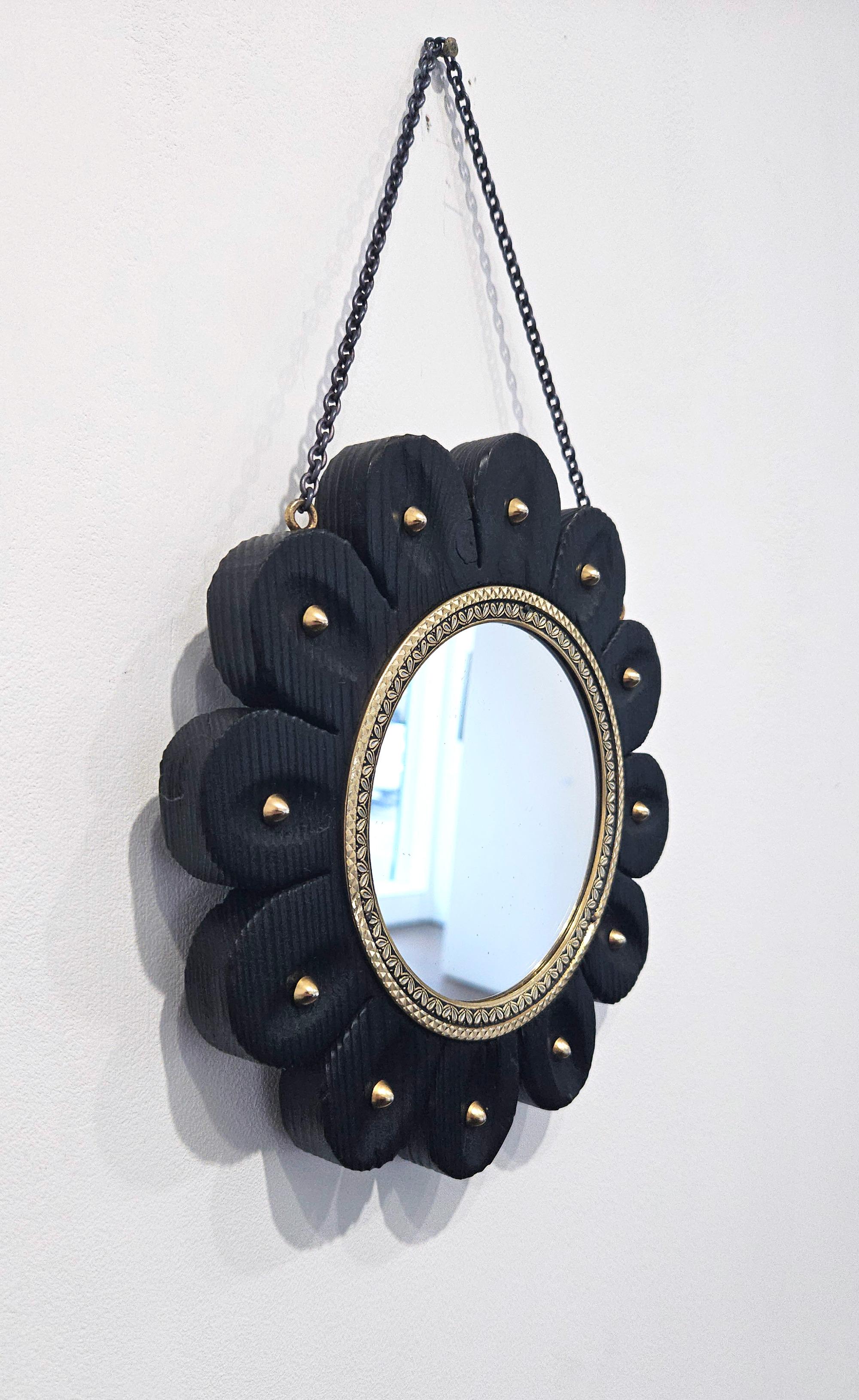 Colonial espagnol Miroir colonial espagnol en forme de fleur avec cadre en damasquine de Tolède, Espagne, c.1950 en vente