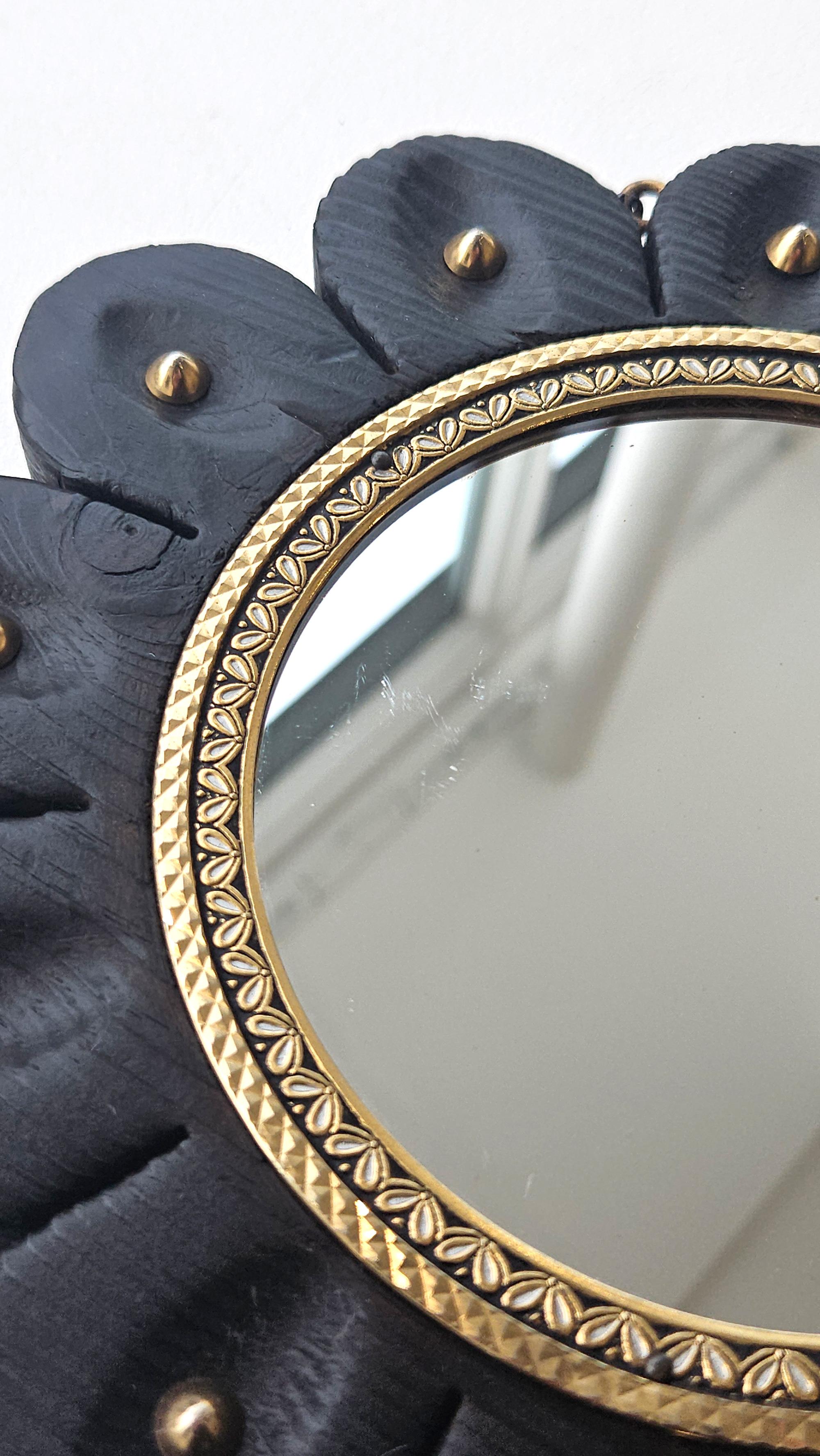 Miroir colonial espagnol en forme de fleur avec cadre en damasquine de Tolède, Espagne, c.1950 Bon état - En vente à London, GB