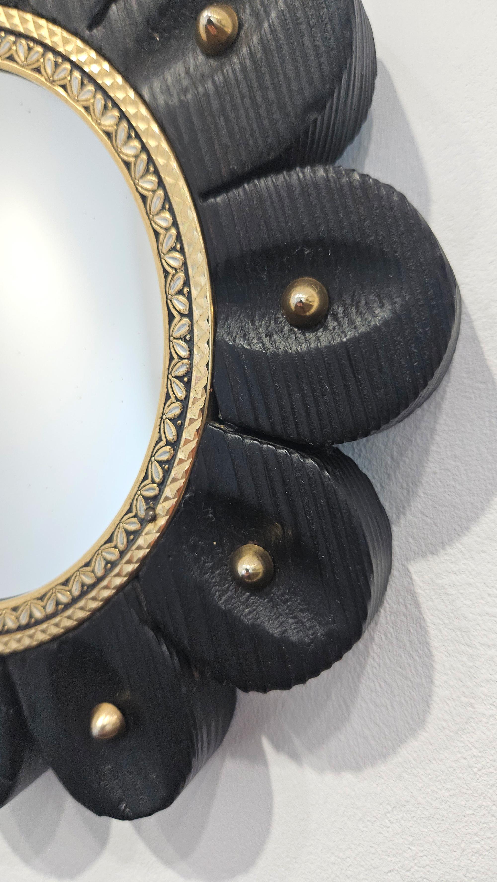 Miroir colonial espagnol en forme de fleur avec cadre en damasquine de Tolède, Espagne, c.1950 en vente 1