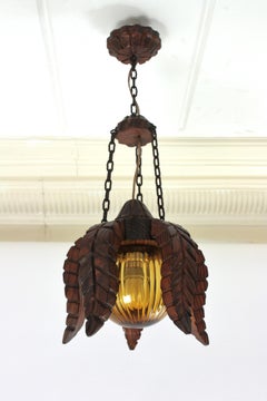 Lampada a sospensione Coloniale Spagnola a fiore in legno e vetro ambrato, anni '40