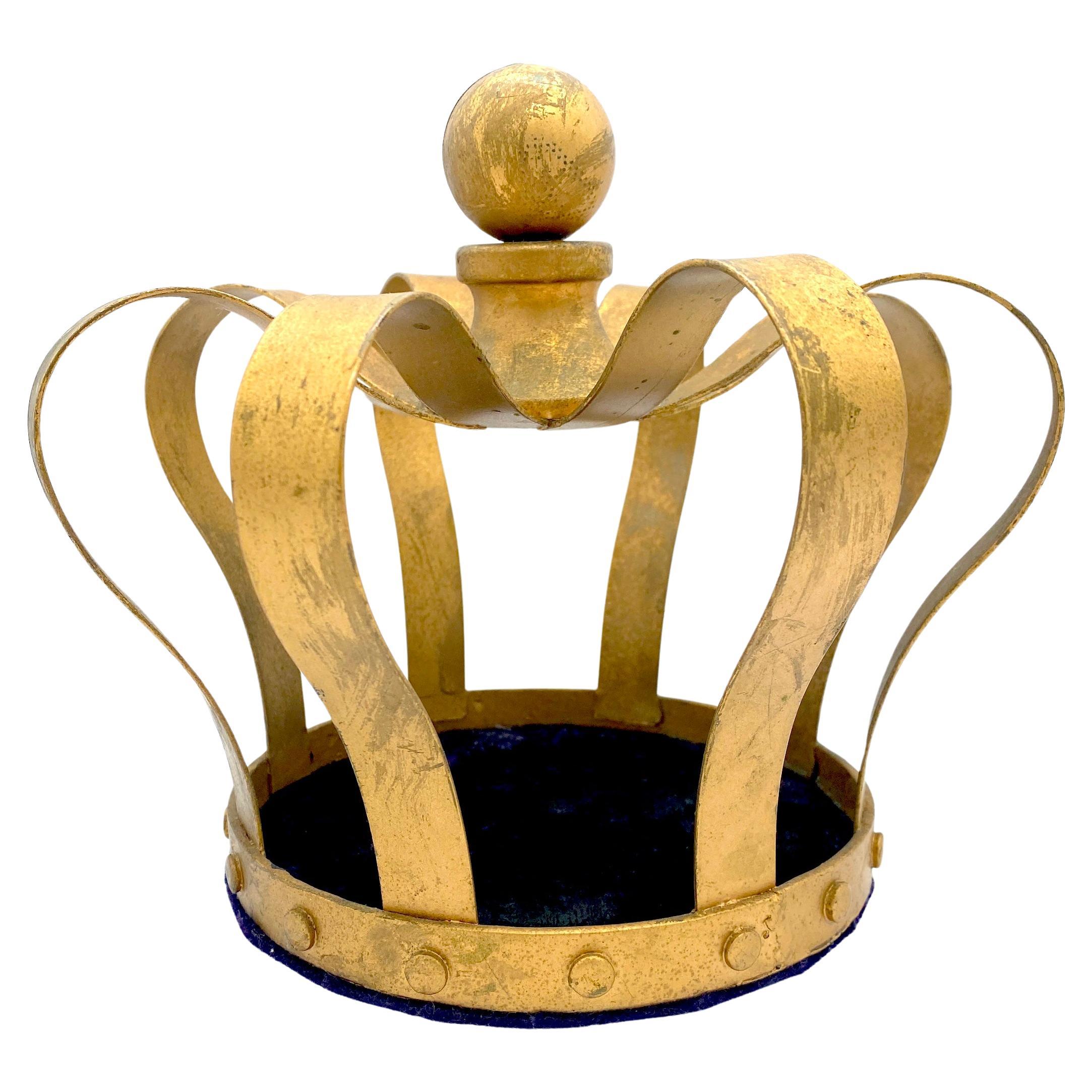 Reliquaire en métal doré et couronne de velours de l'époque coloniale espagnole 

Nous proposons à la vente un exemplaire unique de reliquaire en métal doré et couronne de velours de l'époque coloniale espagnole, un exemple de l'art religieux du XXe