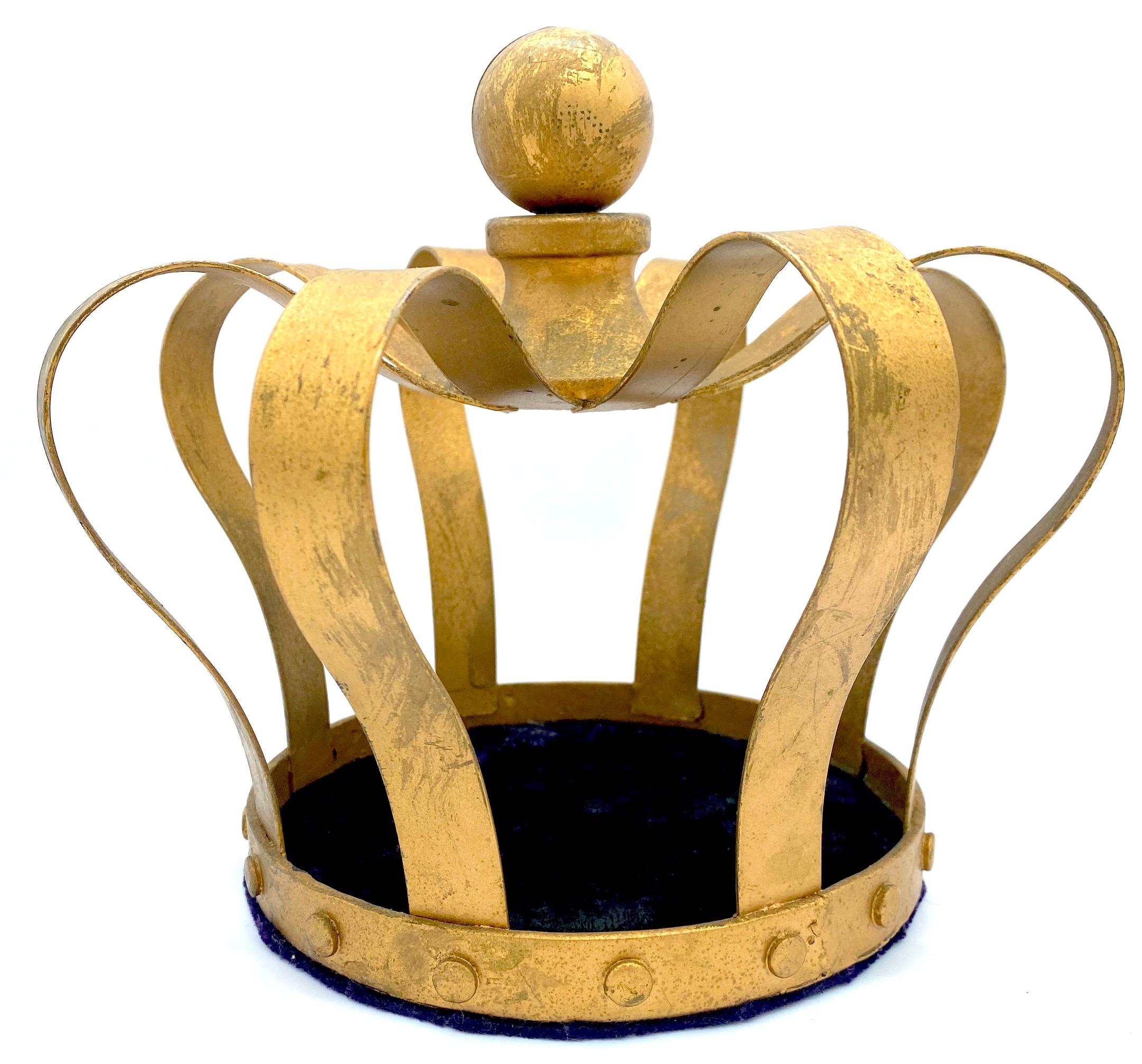 Colonial espagnol Reliquaire en métal doré et couronne de velours de l'époque coloniale espagnole  en vente
