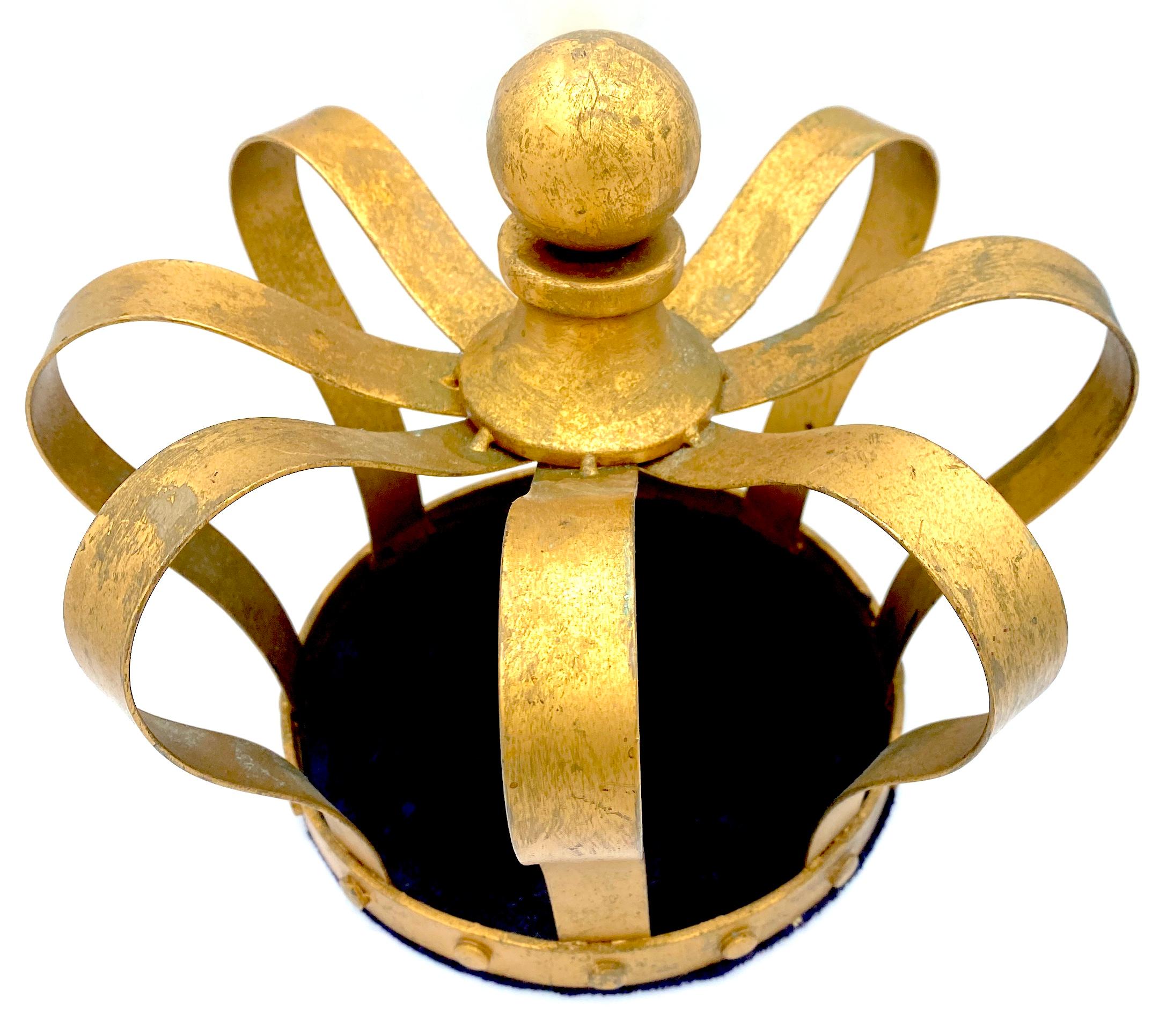 Centraméricain Reliquaire en métal doré et couronne de velours de l'époque coloniale espagnole  en vente