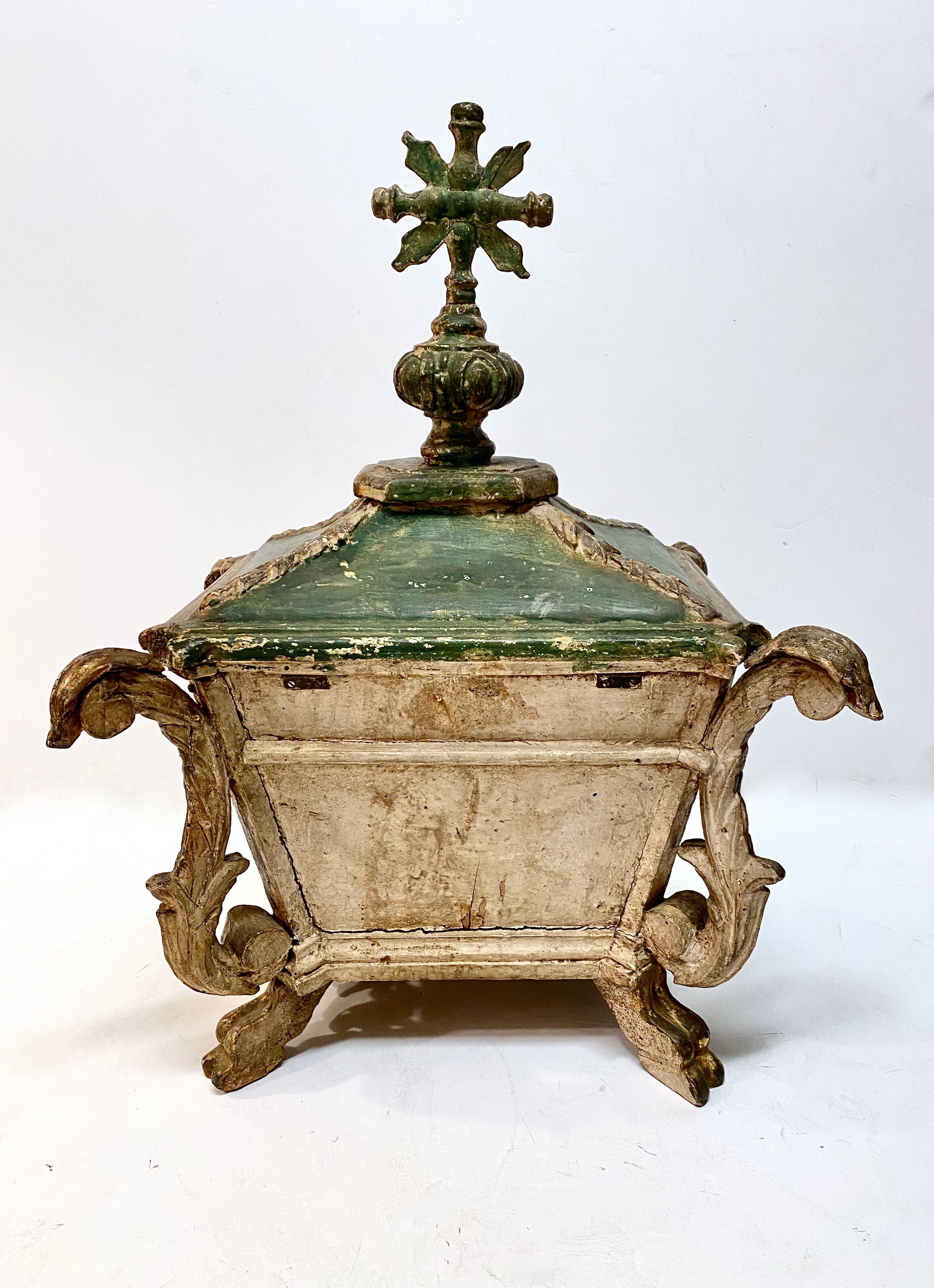 Reliquaire ou boîte de table en bois doré de style colonial espagnol en vente 4