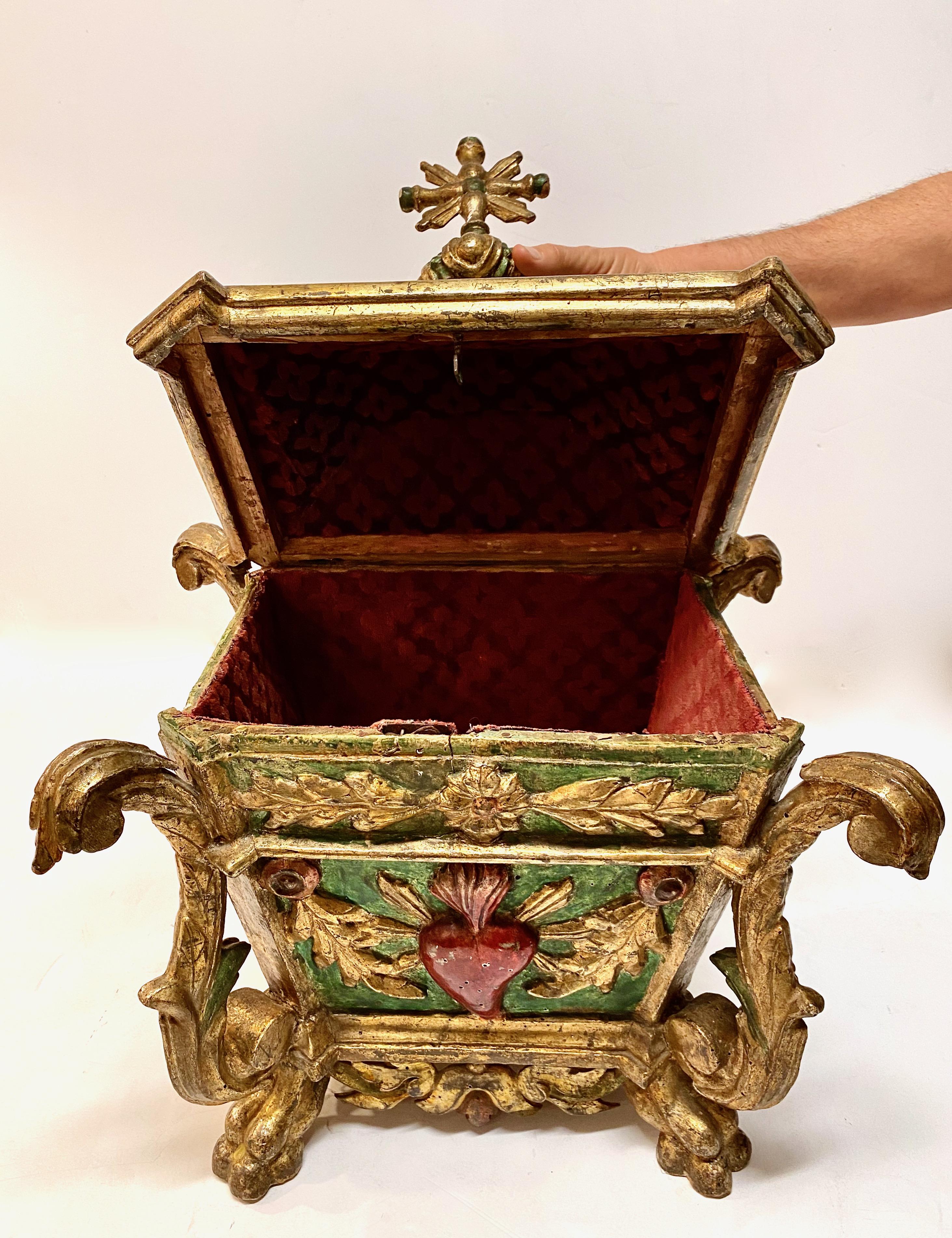 Reliquaire ou boîte de table en bois doré de style colonial espagnol en vente 7