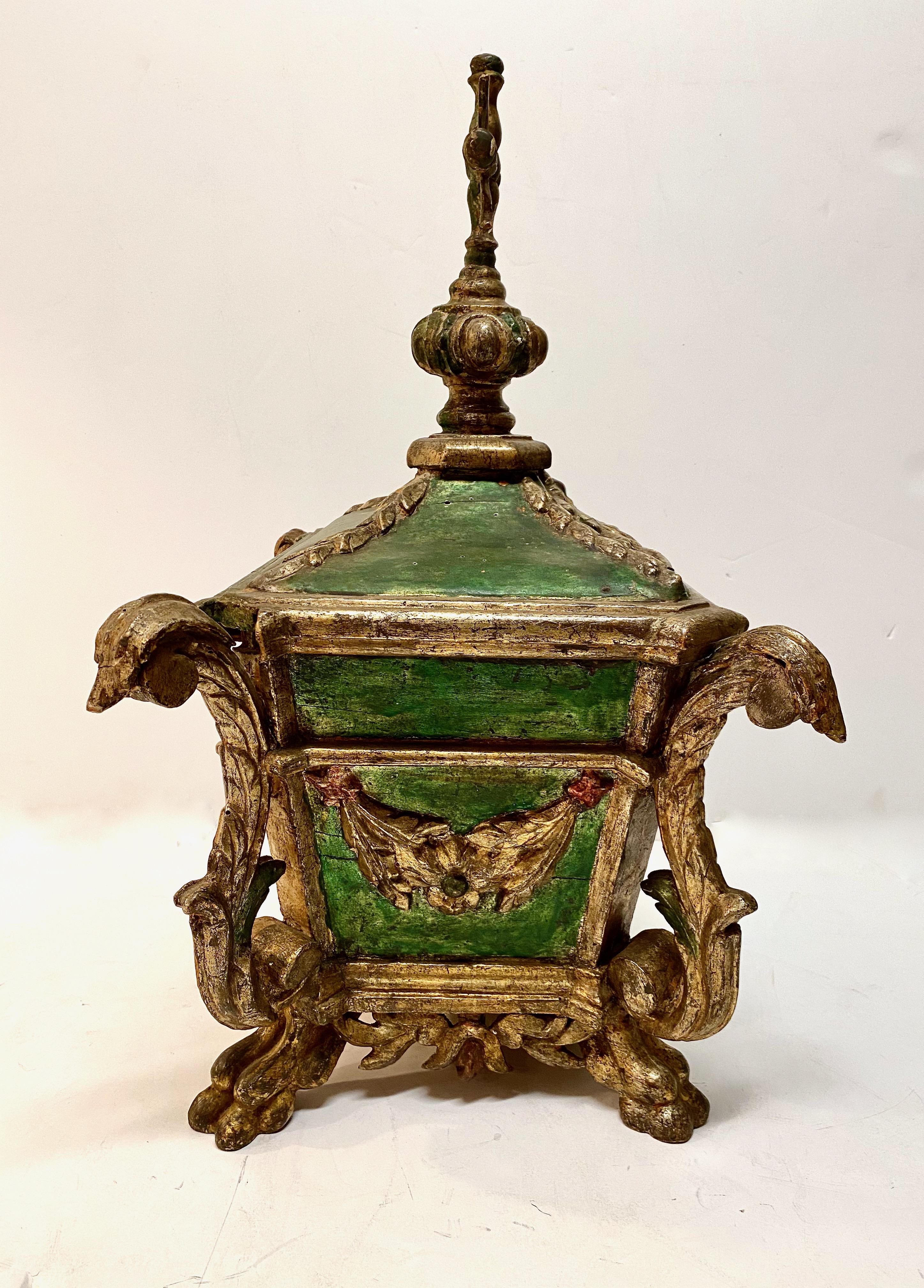 Caja relicario o de mesa de madera dorada colonial española en venta 8