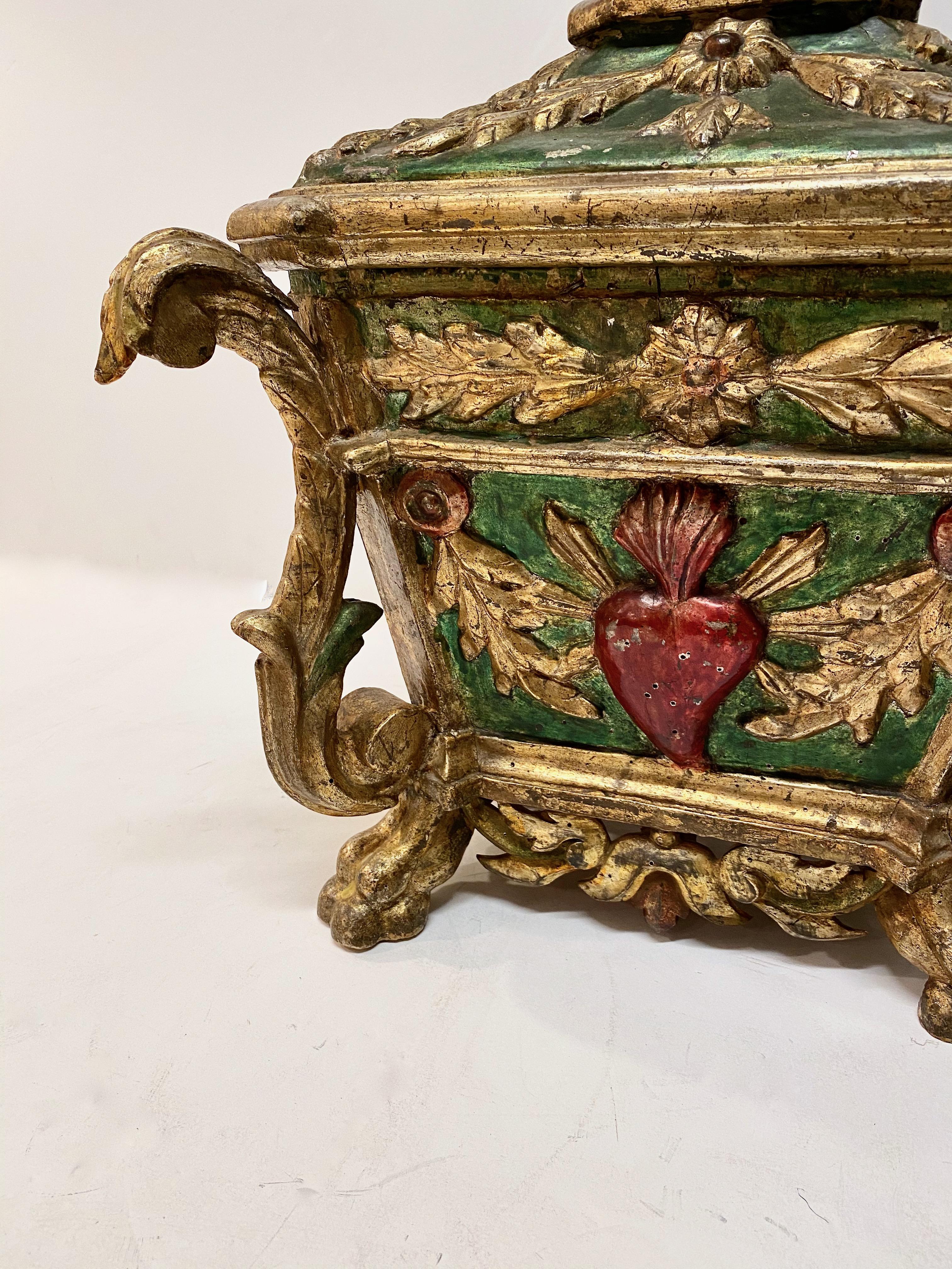 Il s'agit d'un exemple exceptionnel de reliquaire ou de boîte de table de style colonial espagnol de la fin du 18e/début du 19e siècle. Le vert émeraude associé à la décoration en feuilles d'or rend cette magnifique boîte encore plus attrayante. Le