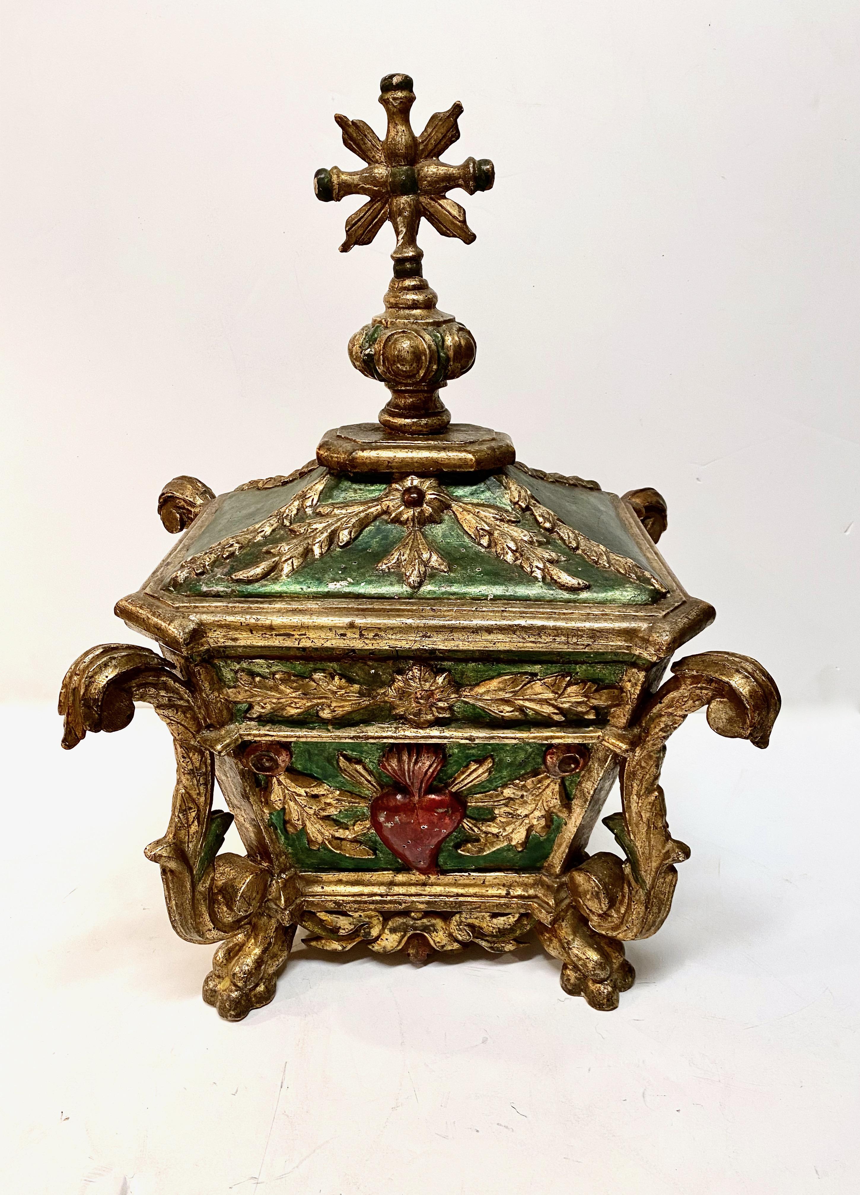 Colonial espagnol Reliquaire ou boîte de table en bois doré de style colonial espagnol en vente