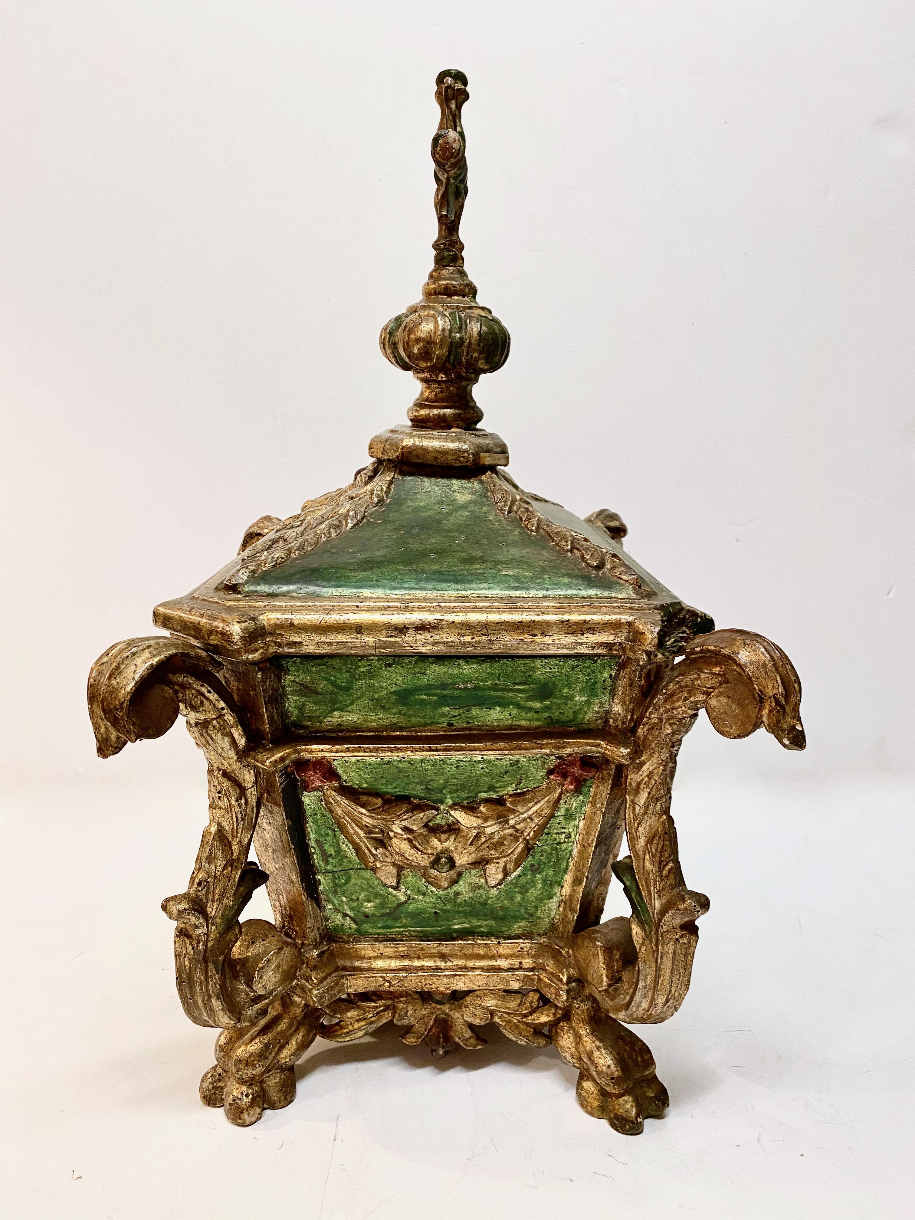 Caja relicario o de mesa de madera dorada colonial española Mexicano en venta