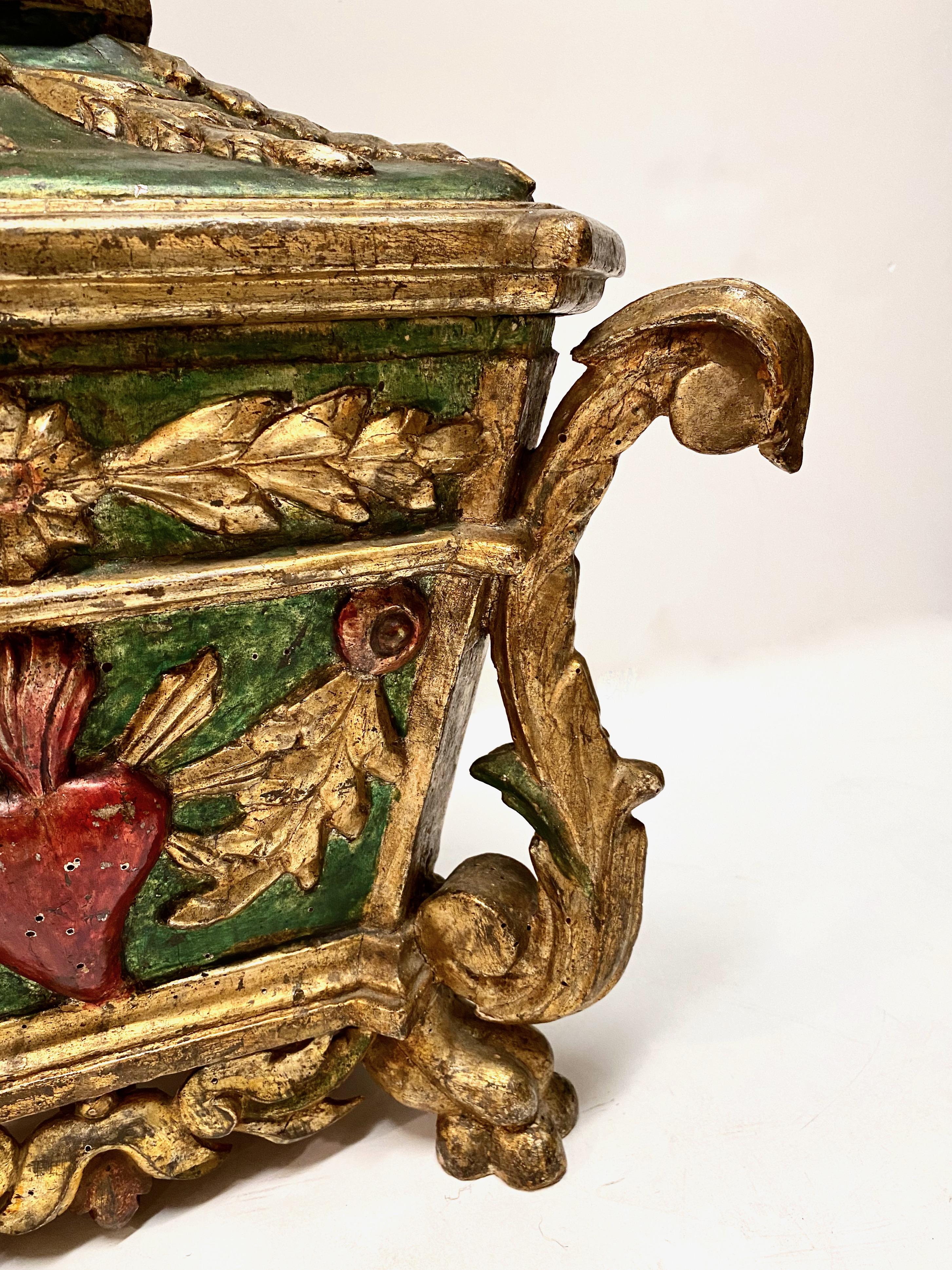 XVIIIe siècle Reliquaire ou boîte de table en bois doré de style colonial espagnol en vente