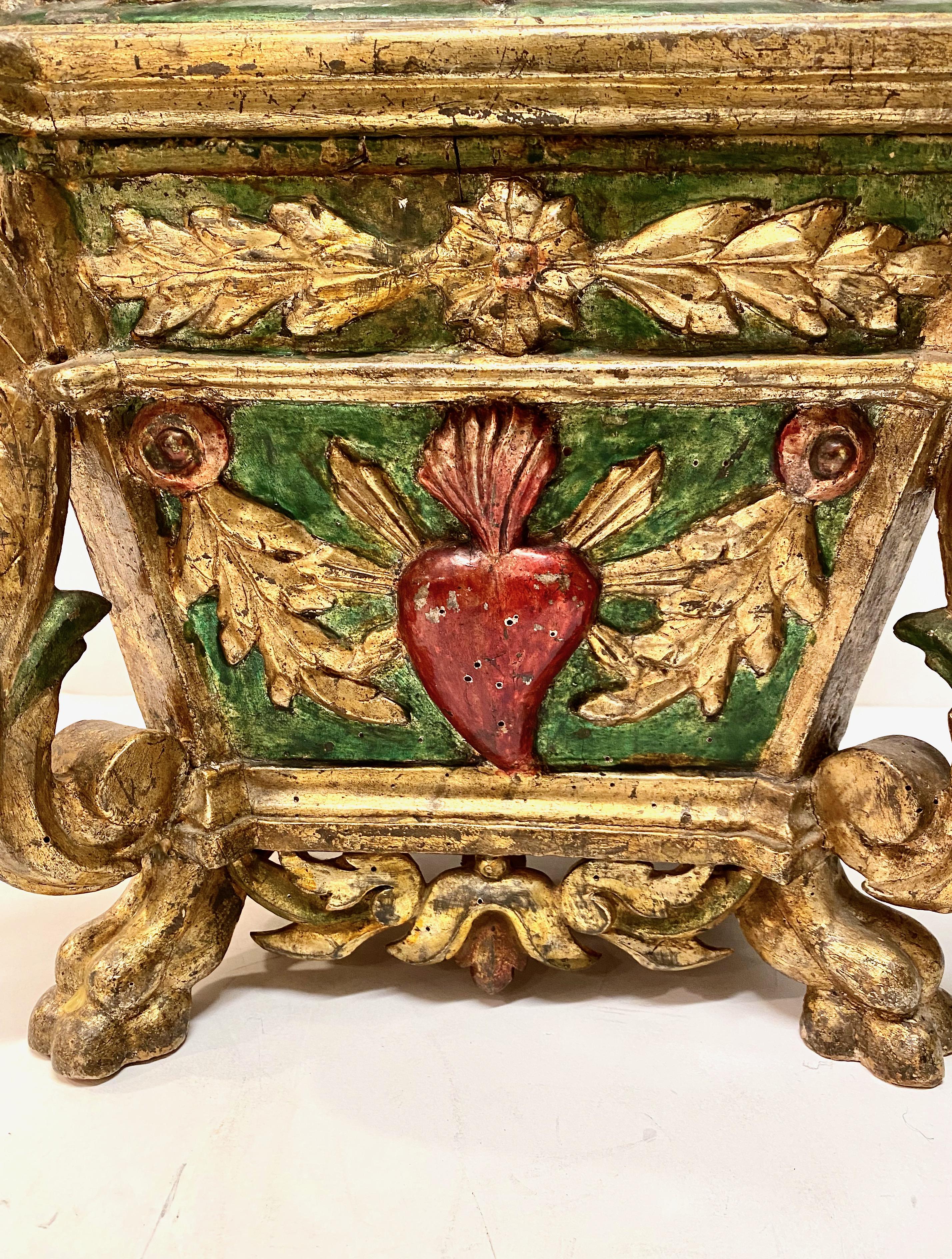 Textile Reliquaire ou boîte de table en bois doré de style colonial espagnol en vente
