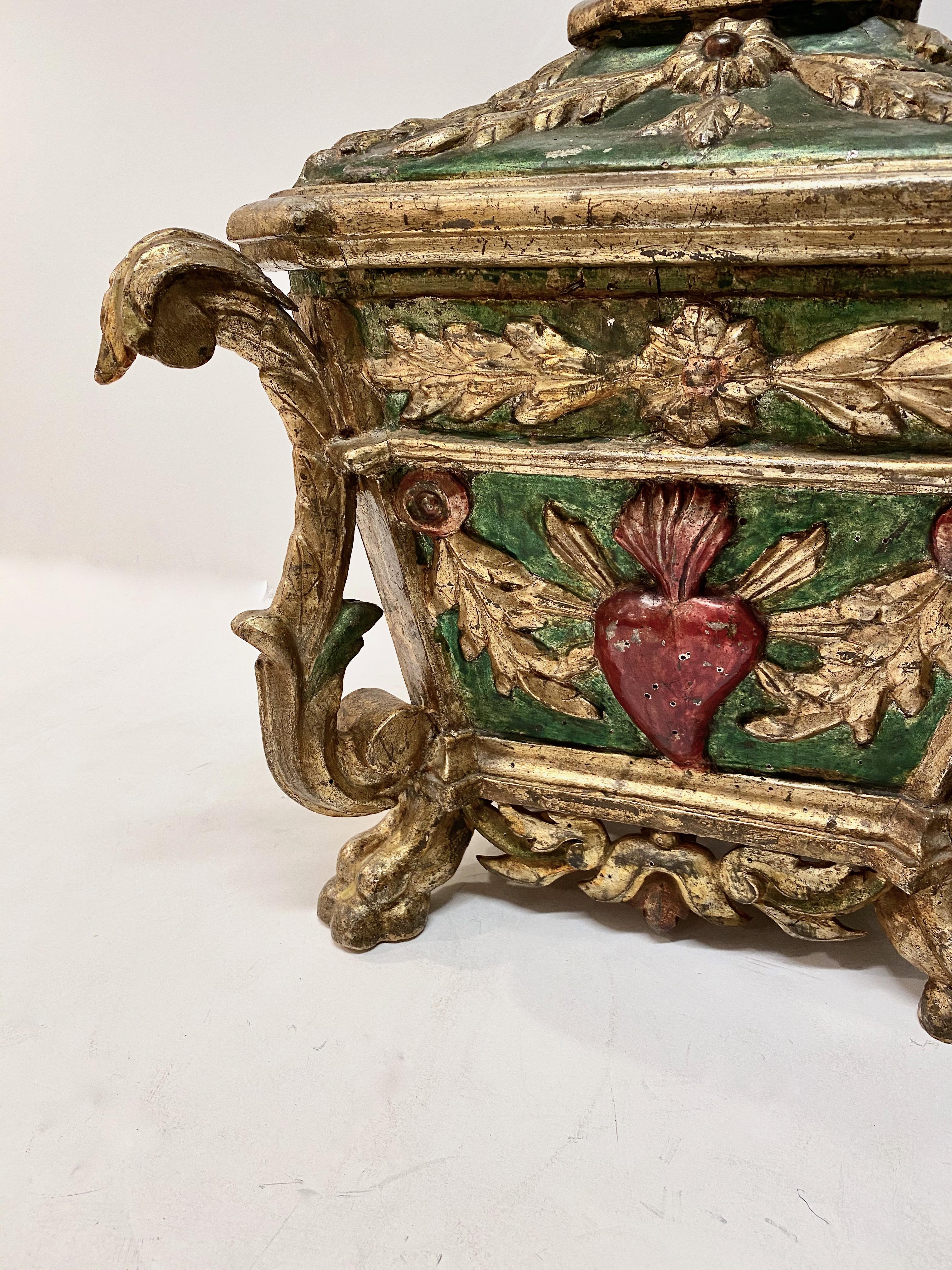 Reliquaire ou boîte de table en bois doré de style colonial espagnol en vente 1